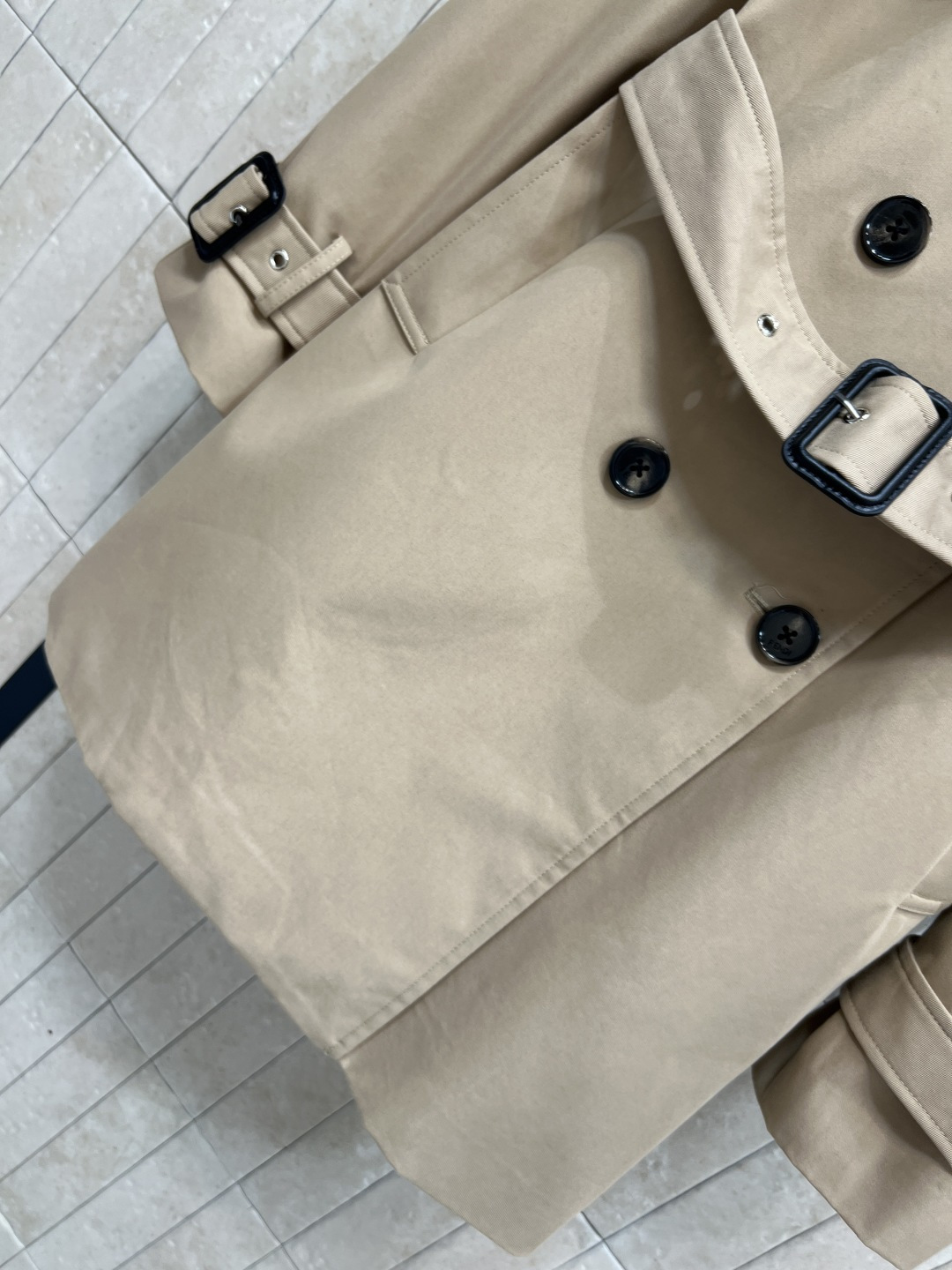 FD家 25秋冬新款 连帽双排扣风衣外套 中长款的长度 连帽+翻领双排扣设计 经典的修身剪裁 版型非常显