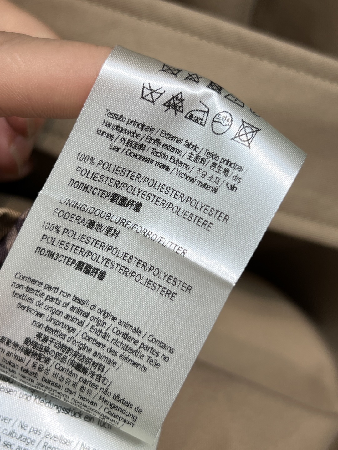 FD家 25秋冬新款 连帽双排扣风衣外套 中长款的长度 连帽+翻领双排扣设计 经典的修身剪裁 版型非常显