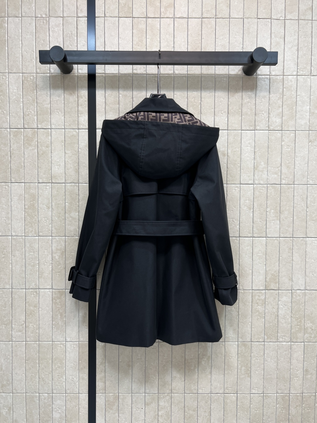 FD家 25秋冬新款 连帽双排扣风衣外套 中长款的长度 连帽+翻领双排扣设计 经典的修身剪裁 版型非常显