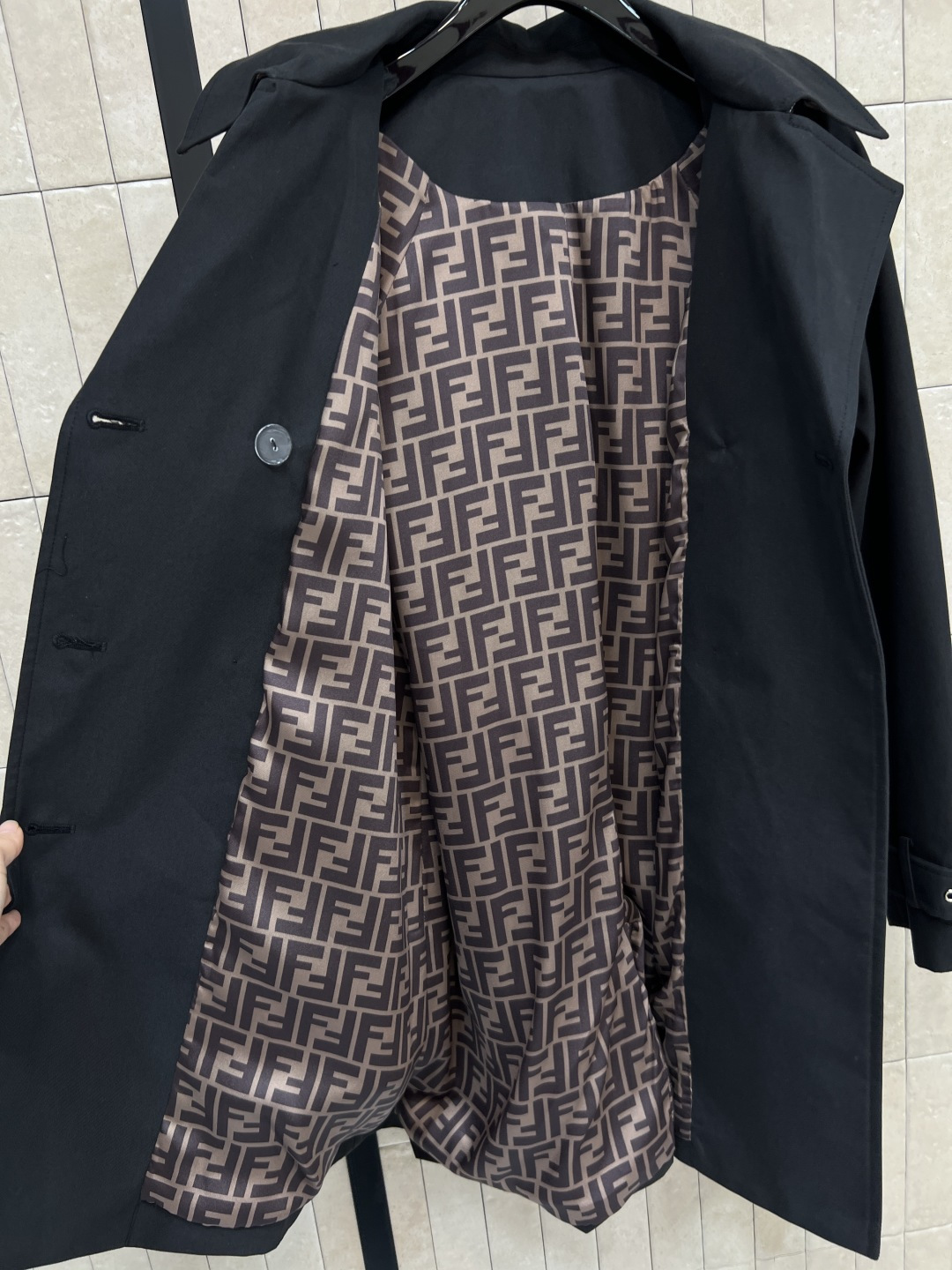 FD家 25秋冬新款 连帽双排扣风衣外套 中长款的长度 连帽+翻领双排扣设计 经典的修身剪裁 版型非常显