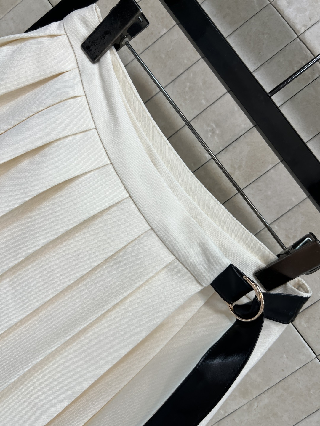 L家 25秋冬新款 皮绳装饰百褶短裙 一片式的百褶裙 超级有学院少女的减龄感 配有老花皮绳点缀 简约高级