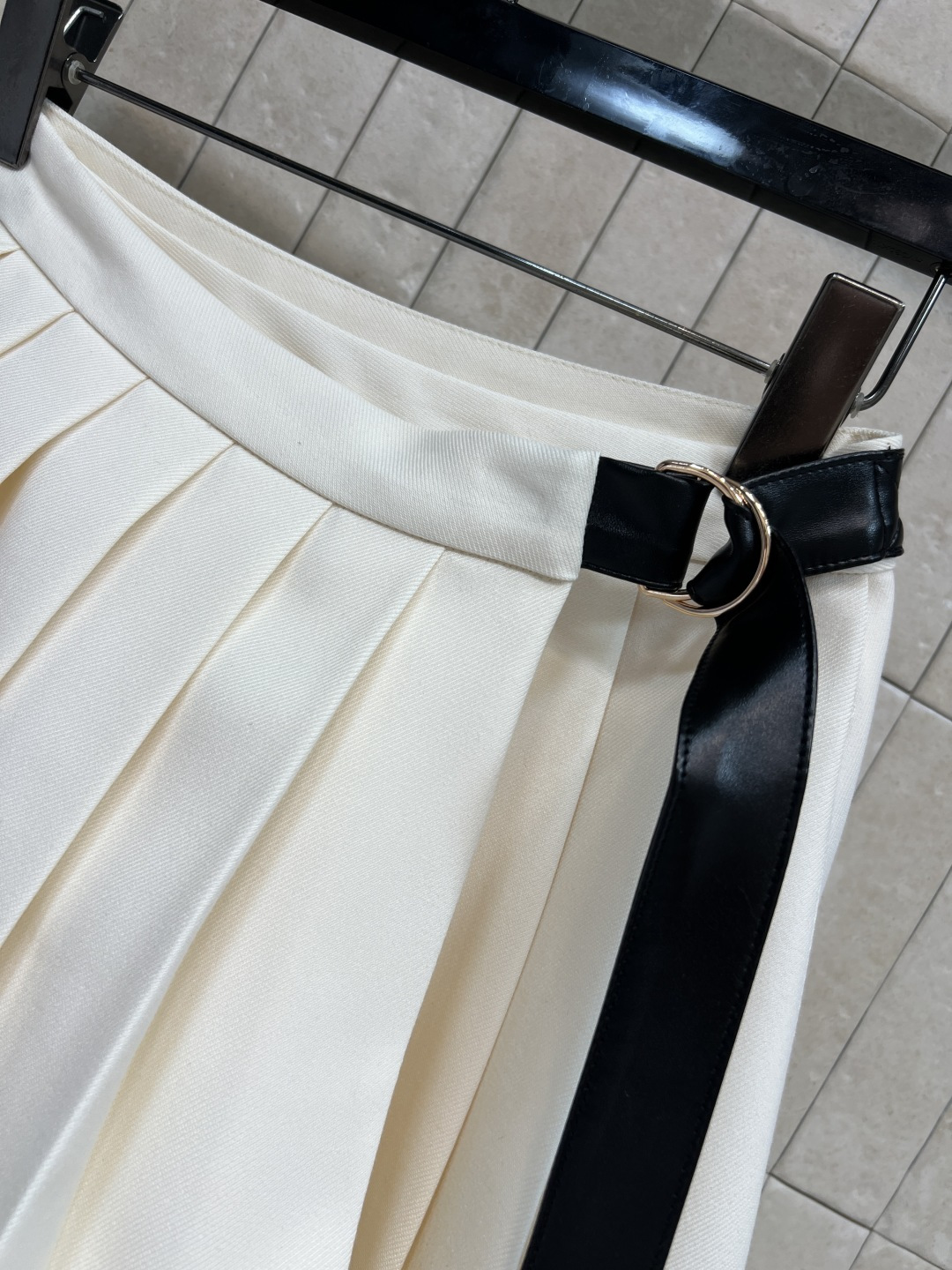 L家 25秋冬新款 皮绳装饰百褶短裙 一片式的百褶裙 超级有学院少女的减龄感 配有老花皮绳点缀 简约高级