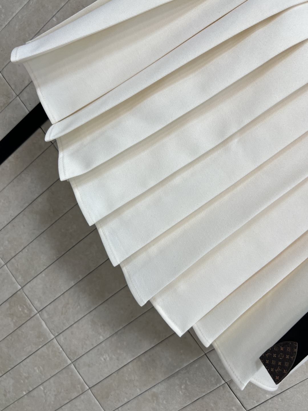 L家 25秋冬新款 皮绳装饰百褶短裙 一片式的百褶裙 超级有学院少女的减龄感 配有老花皮绳点缀 简约高级