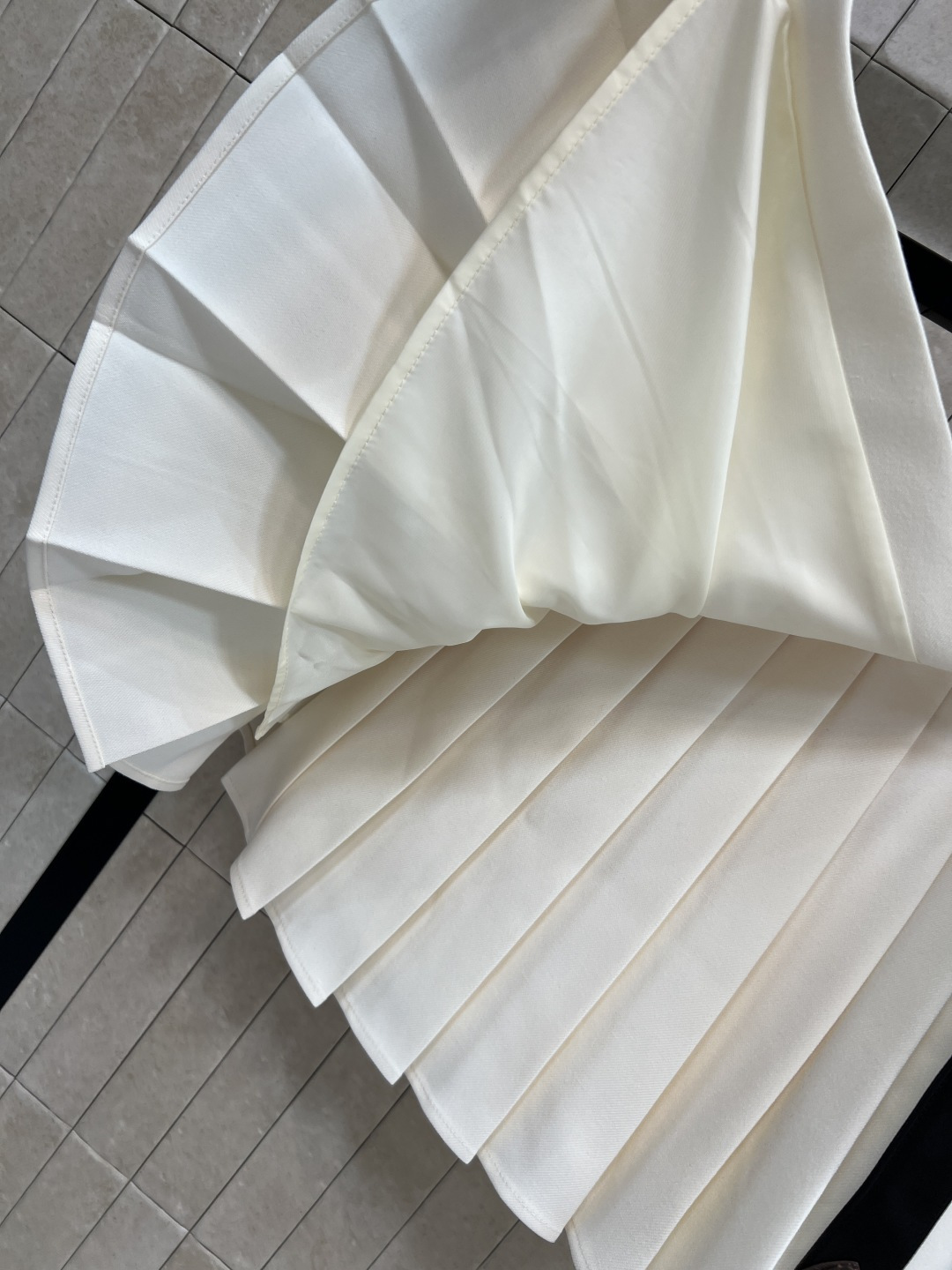 L家 25秋冬新款 皮绳装饰百褶短裙 一片式的百褶裙 超级有学院少女的减龄感 配有老花皮绳点缀 简约高级