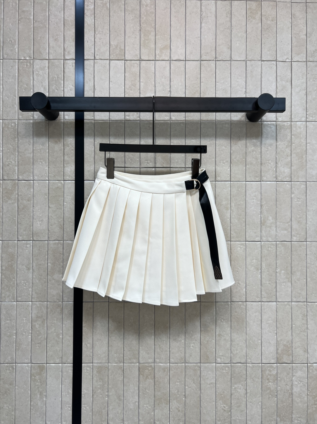 NO:502879,L Home 25 autumn and winter new style leather rope decorates pleated skirt One-piece pleated skirt Super age-reducing feeling of a college girl with presbyopia leather rope embellishment Simple and high-end cool colors are super versatile and fashionable. The upper body looks slim immediately. It has a very design sense. It is easy to create a college girl style when you go out for a casual street. Two colors and four-code Size/S-M-L- XL,,louis vuitton, skirts,alexander wang19860909L家 25秋冬新款 皮绳装饰百褶短裙 一片式的百褶裙 超级有学院少女的减龄感 配有老花皮绳点缀 简约高级的清冷色系超级百搭又时髦 上身立马显瘦 很有设计感 日常休闲出街轻松打造学院少女风 两色四码Size/S-M-L- XL,,louis vuitton,skirts,alexander wang,Women's clothing