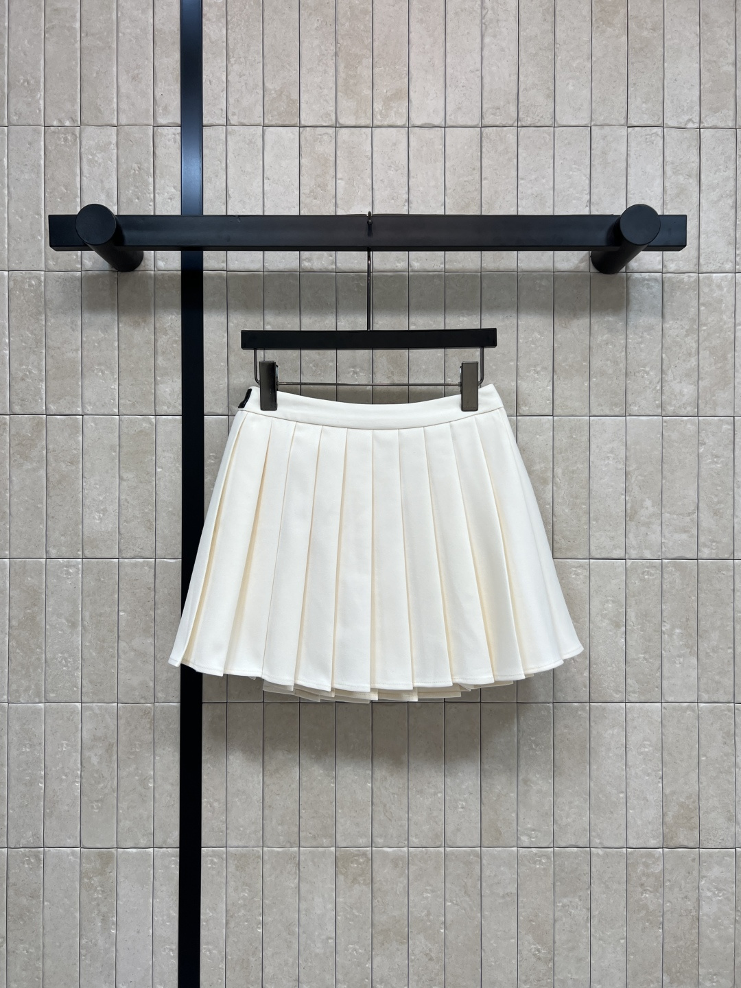 L家 25秋冬新款 皮绳装饰百褶短裙 一片式的百褶裙 超级有学院少女的减龄感 配有老花皮绳点缀 简约高级