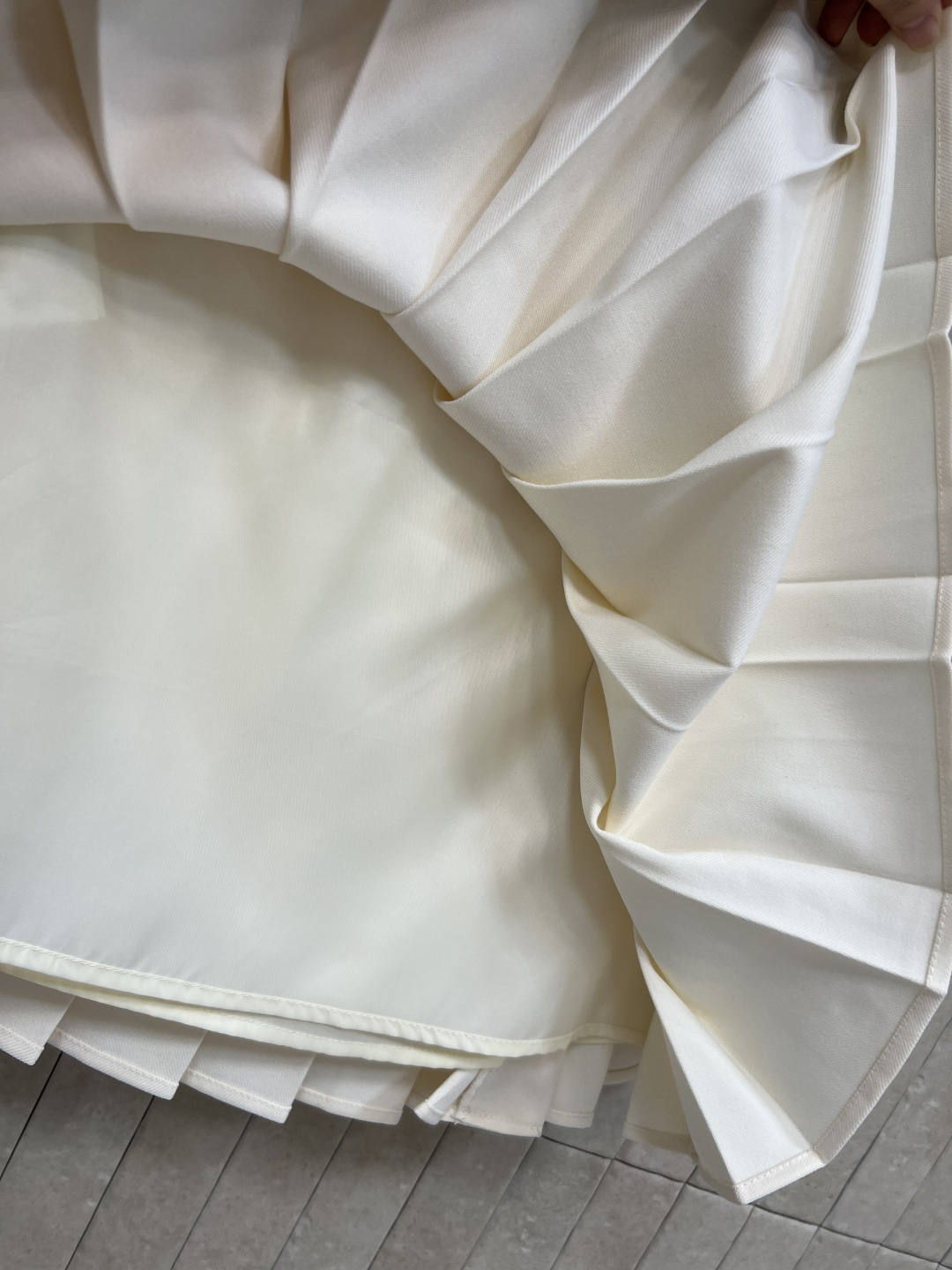 L家 25秋冬新款 皮绳装饰百褶短裙 一片式的百褶裙 超级有学院少女的减龄感 配有老花皮绳点缀 简约高级