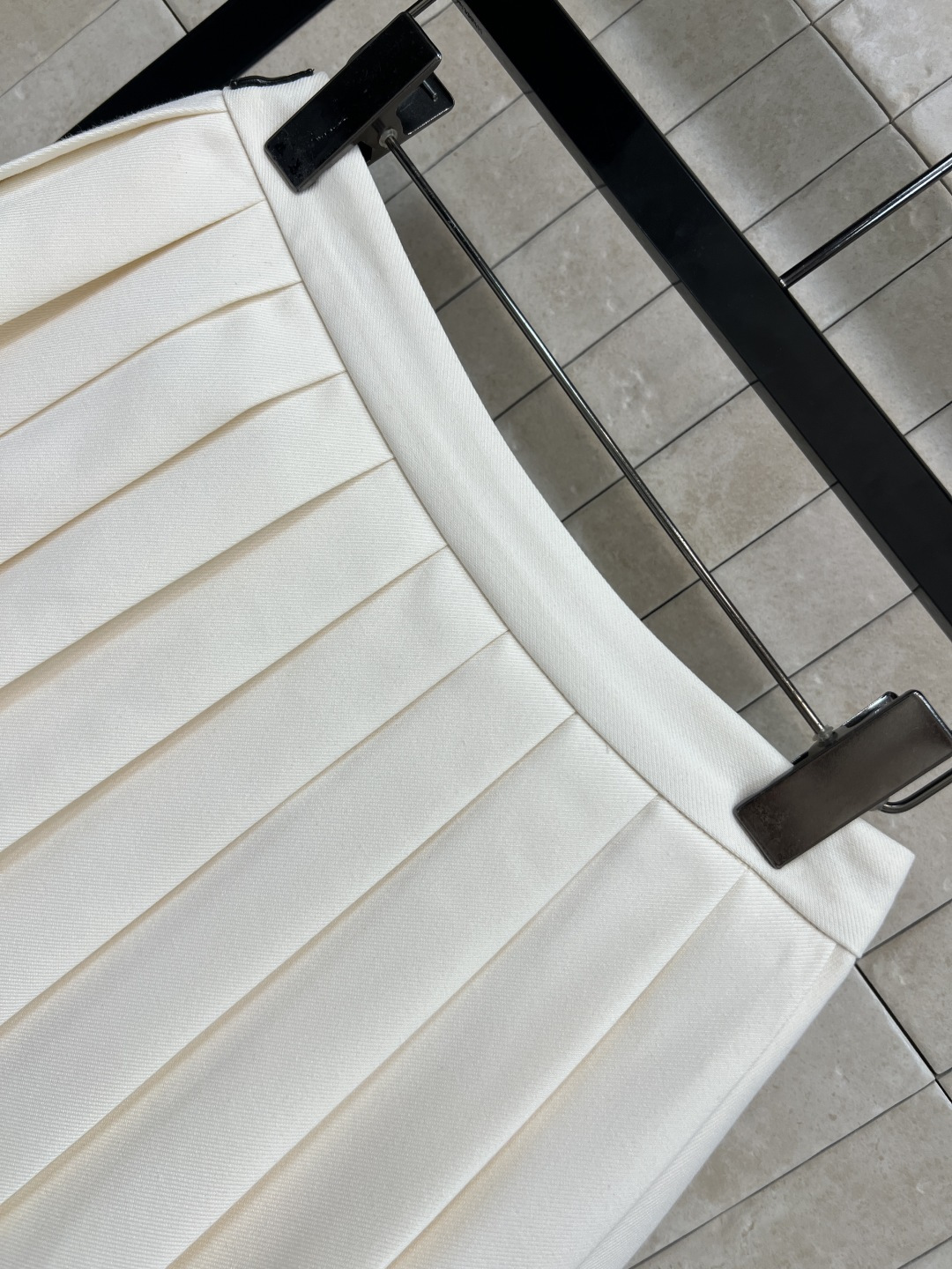 L家 25秋冬新款 皮绳装饰百褶短裙 一片式的百褶裙 超级有学院少女的减龄感 配有老花皮绳点缀 简约高级