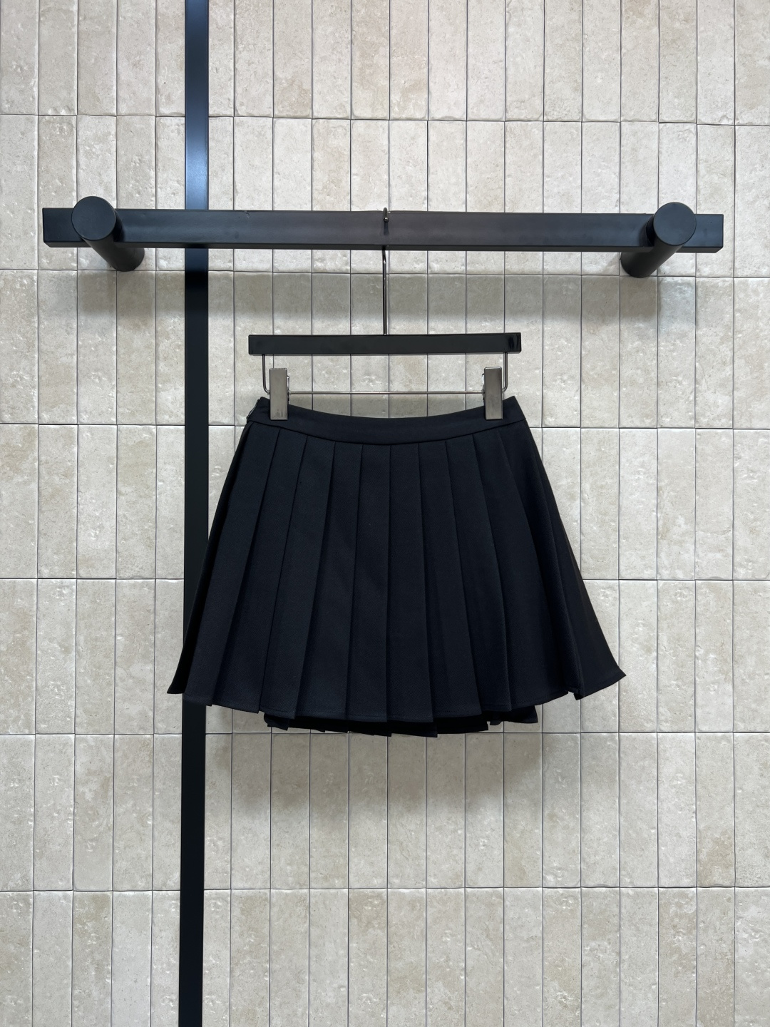 L家 25秋冬新款 皮绳装饰百褶短裙 一片式的百褶裙 超级有学院少女的减龄感 配有老花皮绳点缀 简约高级