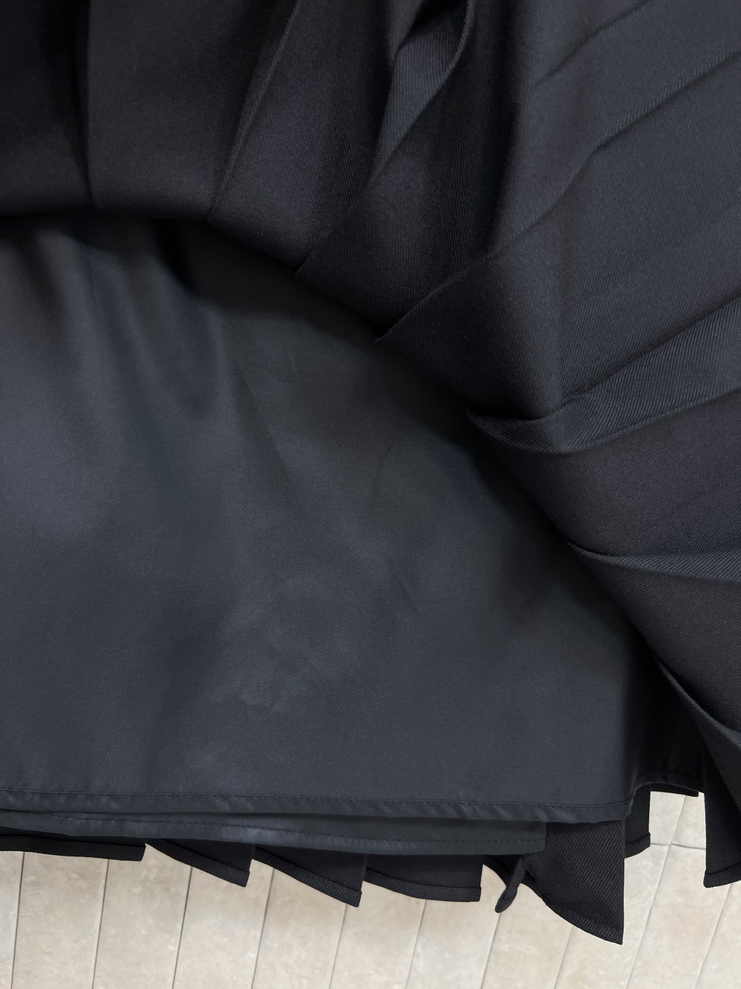 L家 25秋冬新款 皮绳装饰百褶短裙 一片式的百褶裙 超级有学院少女的减龄感 配有老花皮绳点缀 简约高级