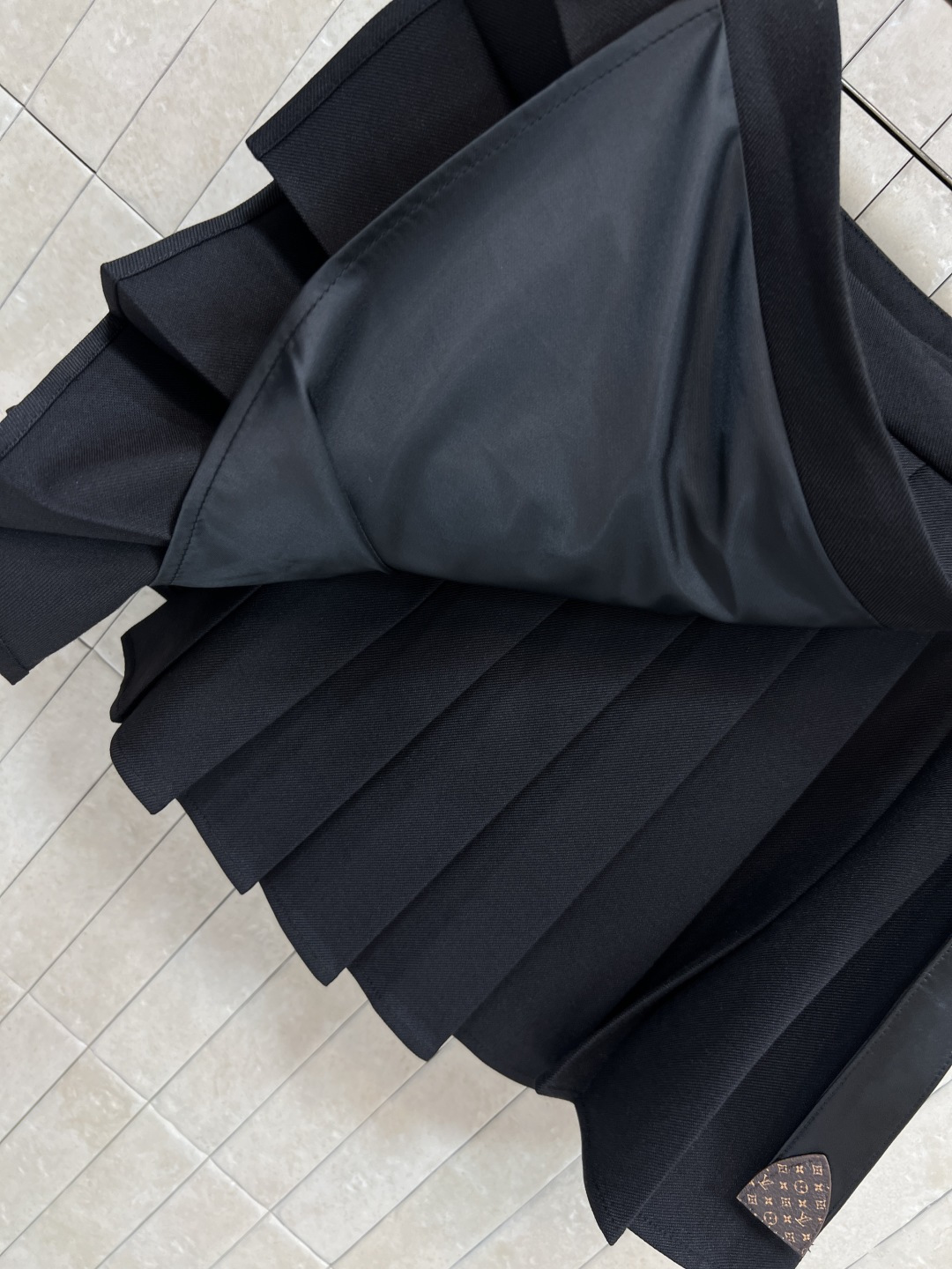 L家 25秋冬新款 皮绳装饰百褶短裙 一片式的百褶裙 超级有学院少女的减龄感 配有老花皮绳点缀 简约高级