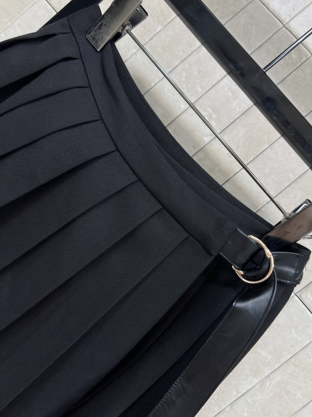 L家 25秋冬新款 皮绳装饰百褶短裙 一片式的百褶裙 超级有学院少女的减龄感 配有老花皮绳点缀 简约高级