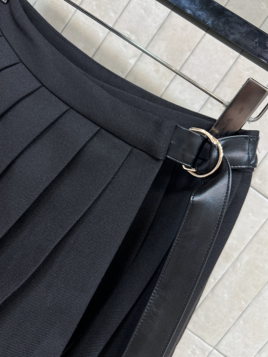 L家 25秋冬新款 皮绳装饰百褶短裙 一片式的百褶裙 超级有学院少女的减龄感 配有老花皮绳点缀 简约高级