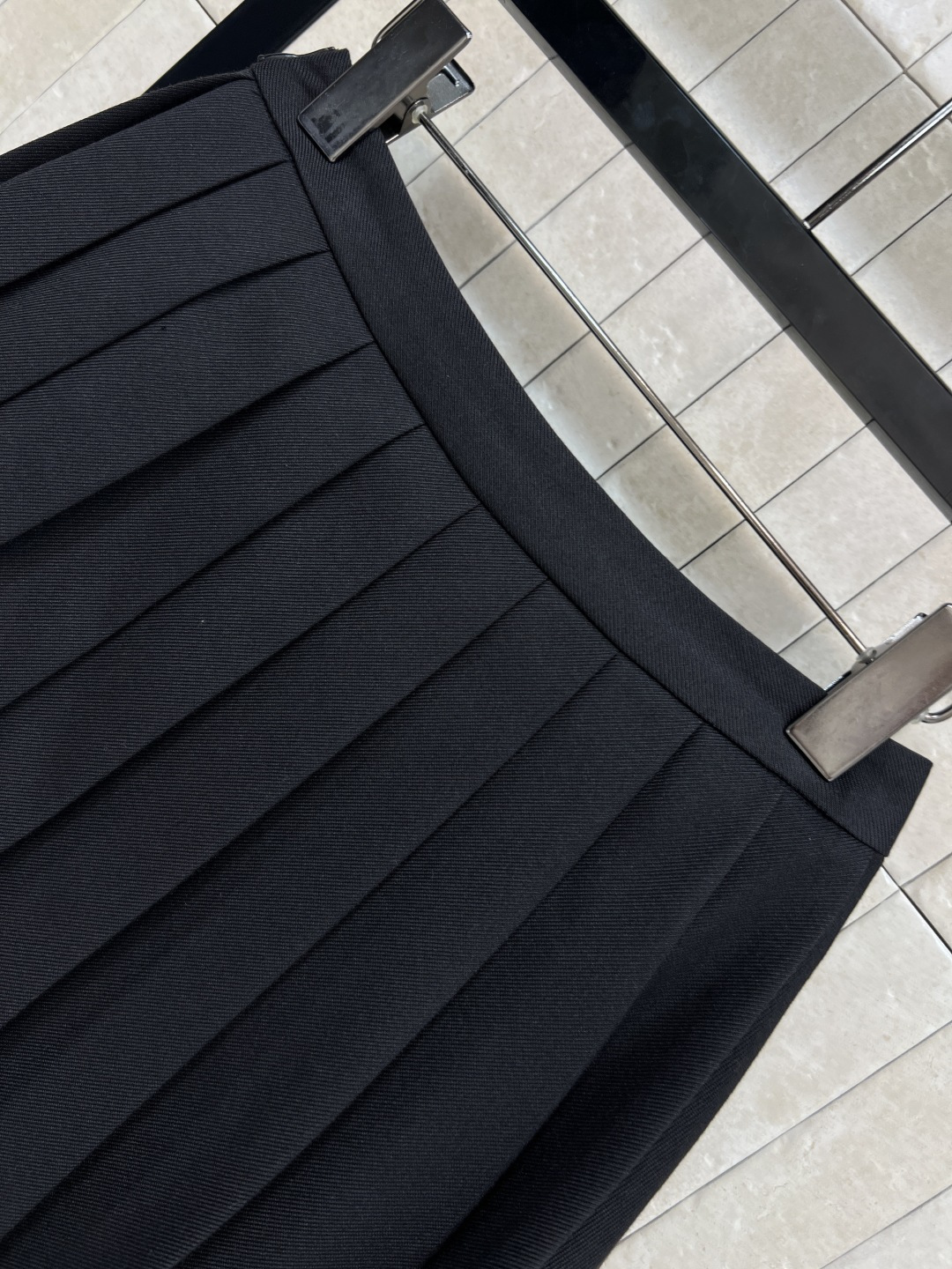 L家 25秋冬新款 皮绳装饰百褶短裙 一片式的百褶裙 超级有学院少女的减龄感 配有老花皮绳点缀 简约高级