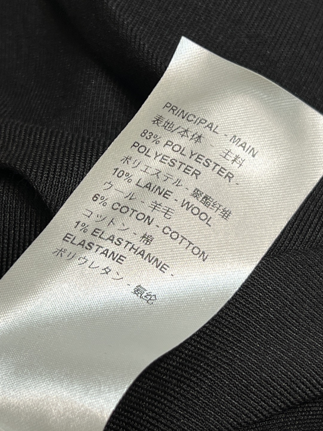 L家 25秋冬新款 皮绳装饰百褶短裙 一片式的百褶裙 超级有学院少女的减龄感 配有老花皮绳点缀 简约高级