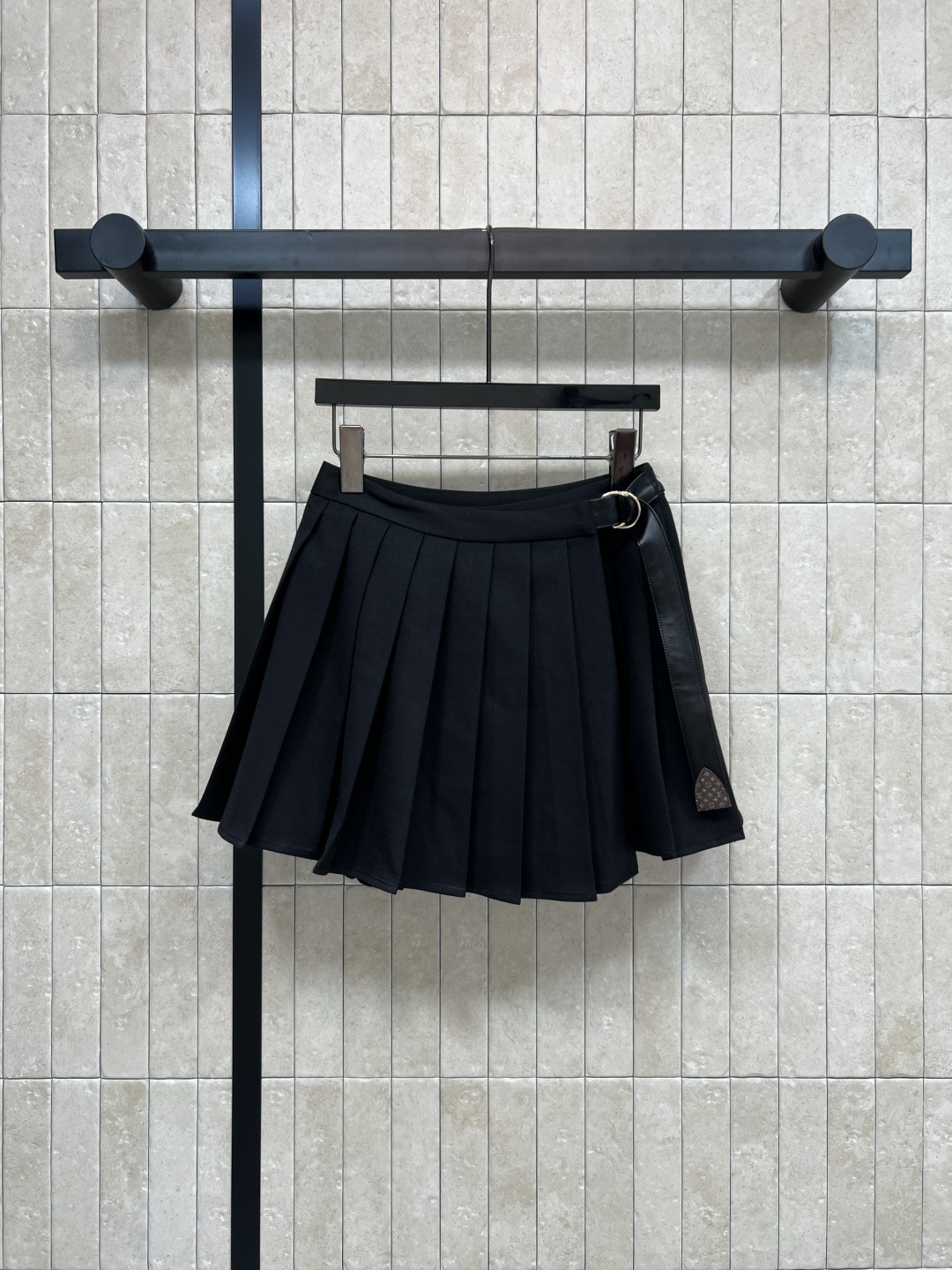 NO:502887,L Home 25 autumn and winter new style leather rope decorates pleated skirt One-piece pleated skirt Super age-reducing feeling of a college girl with presbyopia leather rope embellishment Simple and high-end cool colors are super versatile and fashionable. The upper body looks slim immediately. It has a very design sense. It is easy to create a college girl style when you go out for a casual street. Two colors and four-code Size/S-M-L- XL,,louis vuitton, skirts,alexander wang19860909L家 25秋冬新款 皮绳装饰百褶短裙 一片式的百褶裙 超级有学院少女的减龄感 配有老花皮绳点缀 简约高级的清冷色系超级百搭又时髦 上身立马显瘦 很有设计感 日常休闲出街轻松打造学院少女风 两色四码Size/S-M-L- XL,,louis vuitton,skirts,alexander wang,Women's clothing