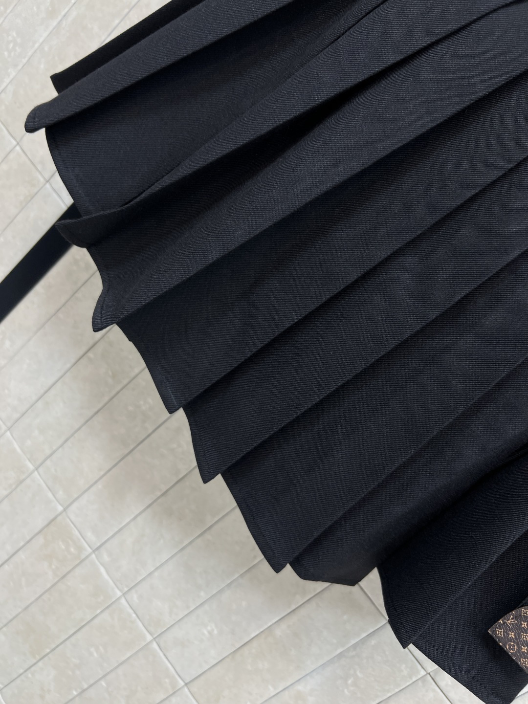 L家 25秋冬新款 皮绳装饰百褶短裙 一片式的百褶裙 超级有学院少女的减龄感 配有老花皮绳点缀 简约高级