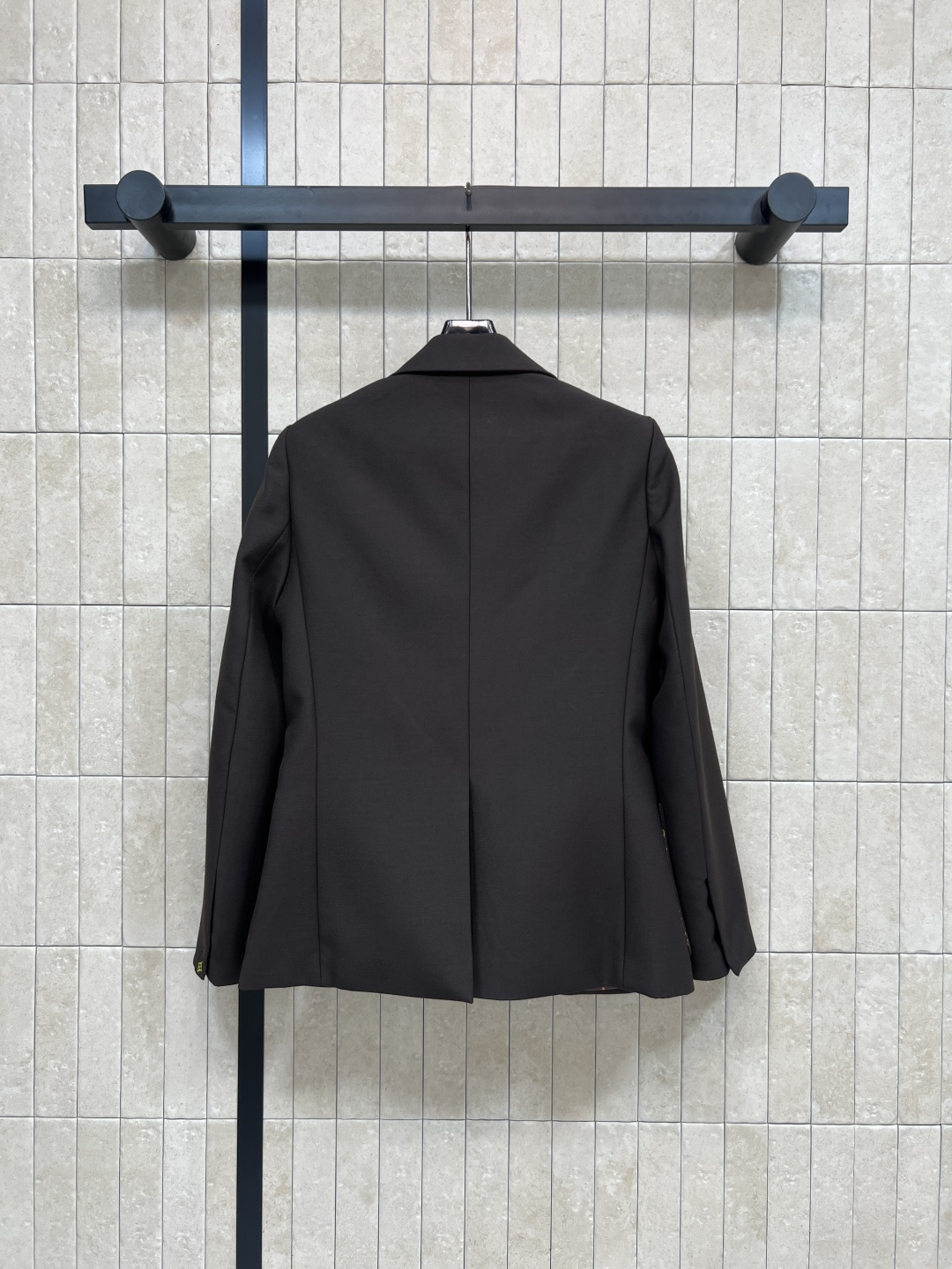 L家 25秋冬新款 深棕色西装外套 C超赞的时髦感 立体廓形剪裁设计 简约又吸睛 经典翻领 一粒扣西装 