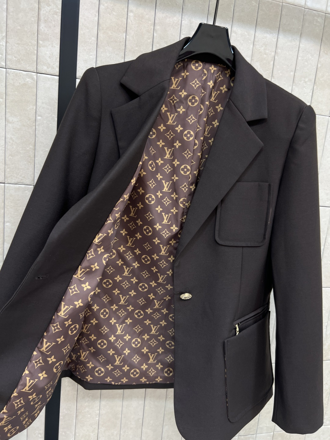 L家 25秋冬新款 深棕色西装外套 C超赞的时髦感 立体廓形剪裁设计 简约又吸睛 经典翻领 一粒扣西装 