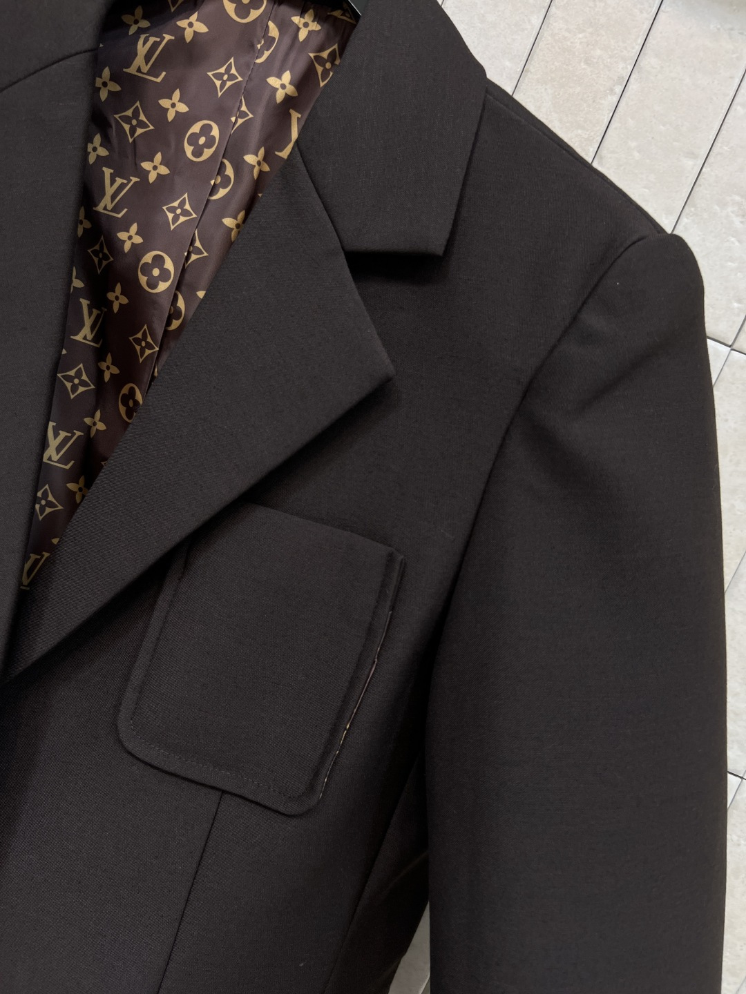 L家 25秋冬新款 深棕色西装外套 C超赞的时髦感 立体廓形剪裁设计 简约又吸睛 经典翻领 一粒扣西装 