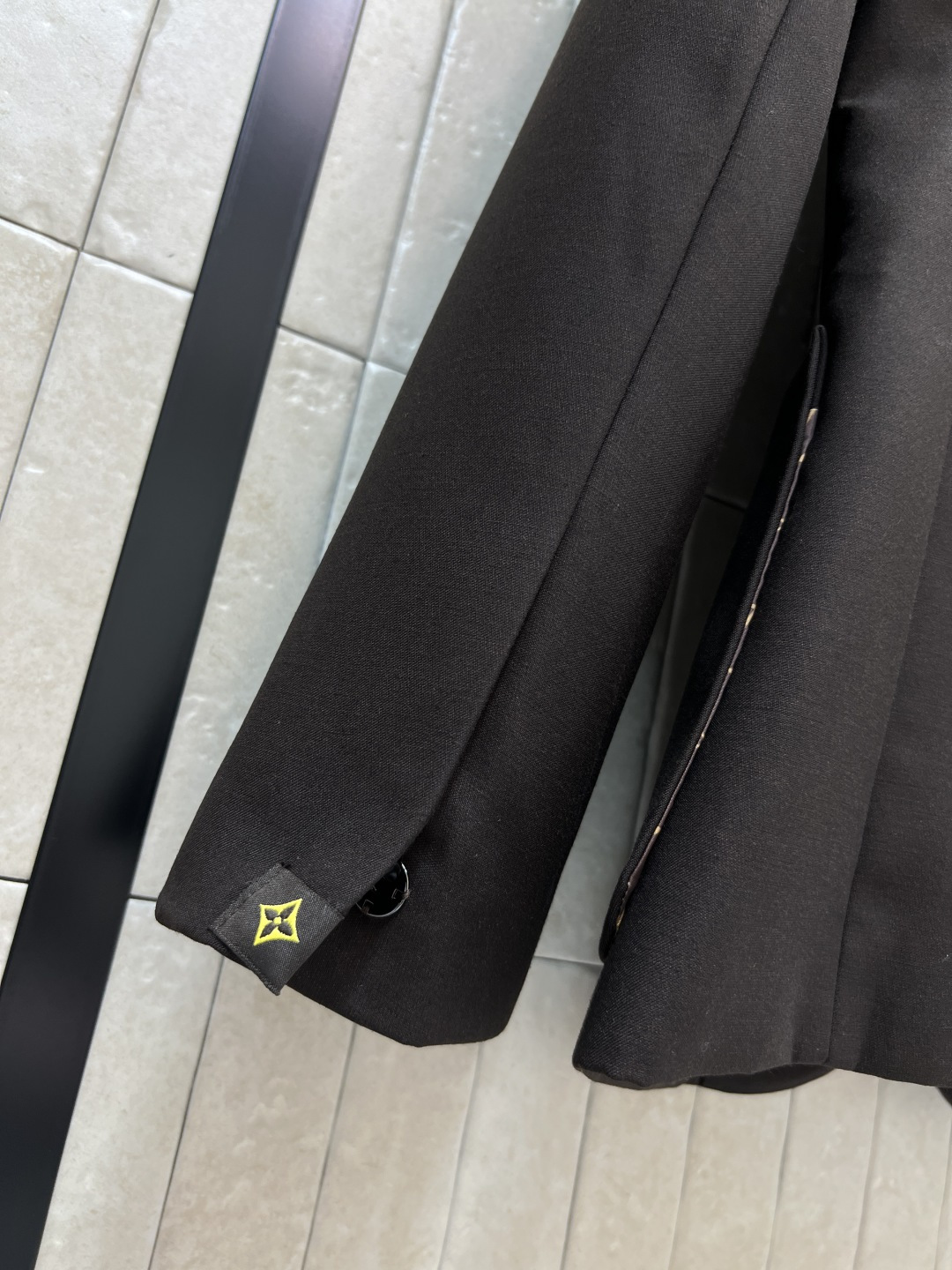 L家 25秋冬新款 深棕色西装外套 C超赞的时髦感 立体廓形剪裁设计 简约又吸睛 经典翻领 一粒扣西装 