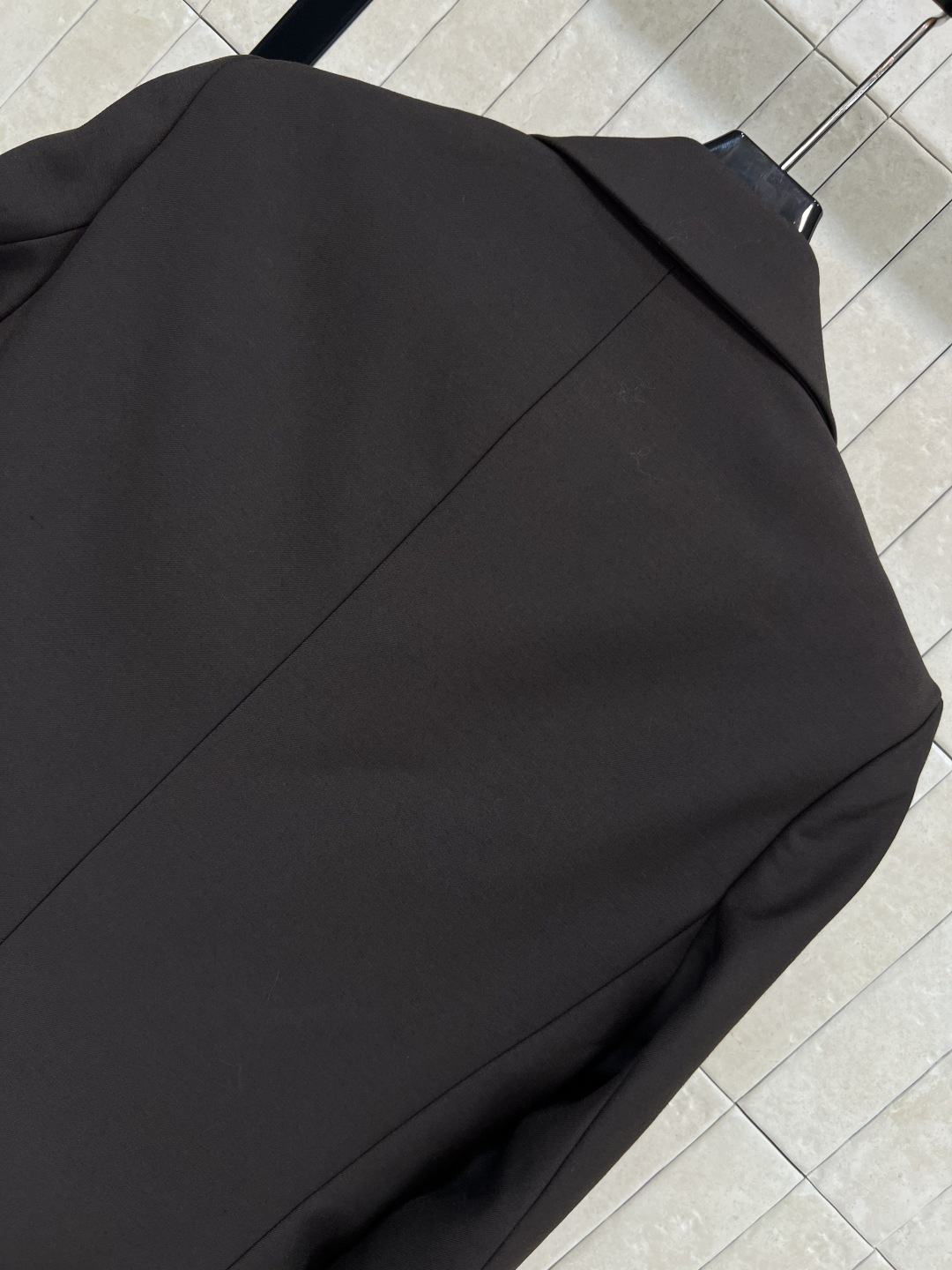 L家 25秋冬新款 深棕色西装外套 C超赞的时髦感 立体廓形剪裁设计 简约又吸睛 经典翻领 一粒扣西装 