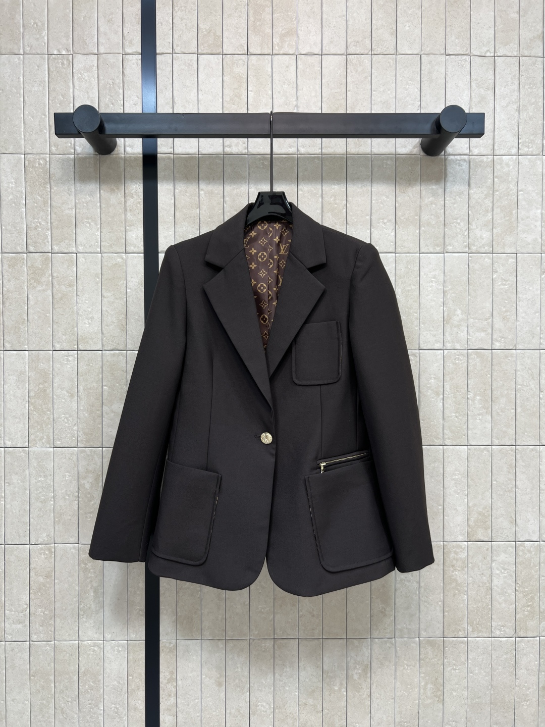 NO:502894,L Home 25 autumn and winter new dark brown suit jacket C Super fashionable feeling Three-dimensional tailoring design Simple and eye-catching Classic lapel One-buckle suit Slim and slim in shape The lining is a classic old-fashioned pattern Various pocket decorations Suitable for daily commuting matches Are you suitable for casual wear and versatile and not picky when you go out? Showing the charm of a mature person with a steady aura One-color four-code Size/S-M-L- XL,,louis vuitton,jackets & coats,business suit,alexander wang19860909L家 25秋冬新款 深棕色西装外套 C超赞的时髦感 立体廓形剪裁设计 简约又吸睛 经典翻领 一粒扣西装 廓形上身修身显瘦 内衬是经典的老花图案 多种口袋装饰 日常通勤搭配都适合 是随便外穿出门百搭不挑人的哪一款 展现轻熟魅力自带稳重气场 一色四码Size/S-M-L- XL,,louis vuitton,jackets & coats,business suit,alexander wang,Women's clothing