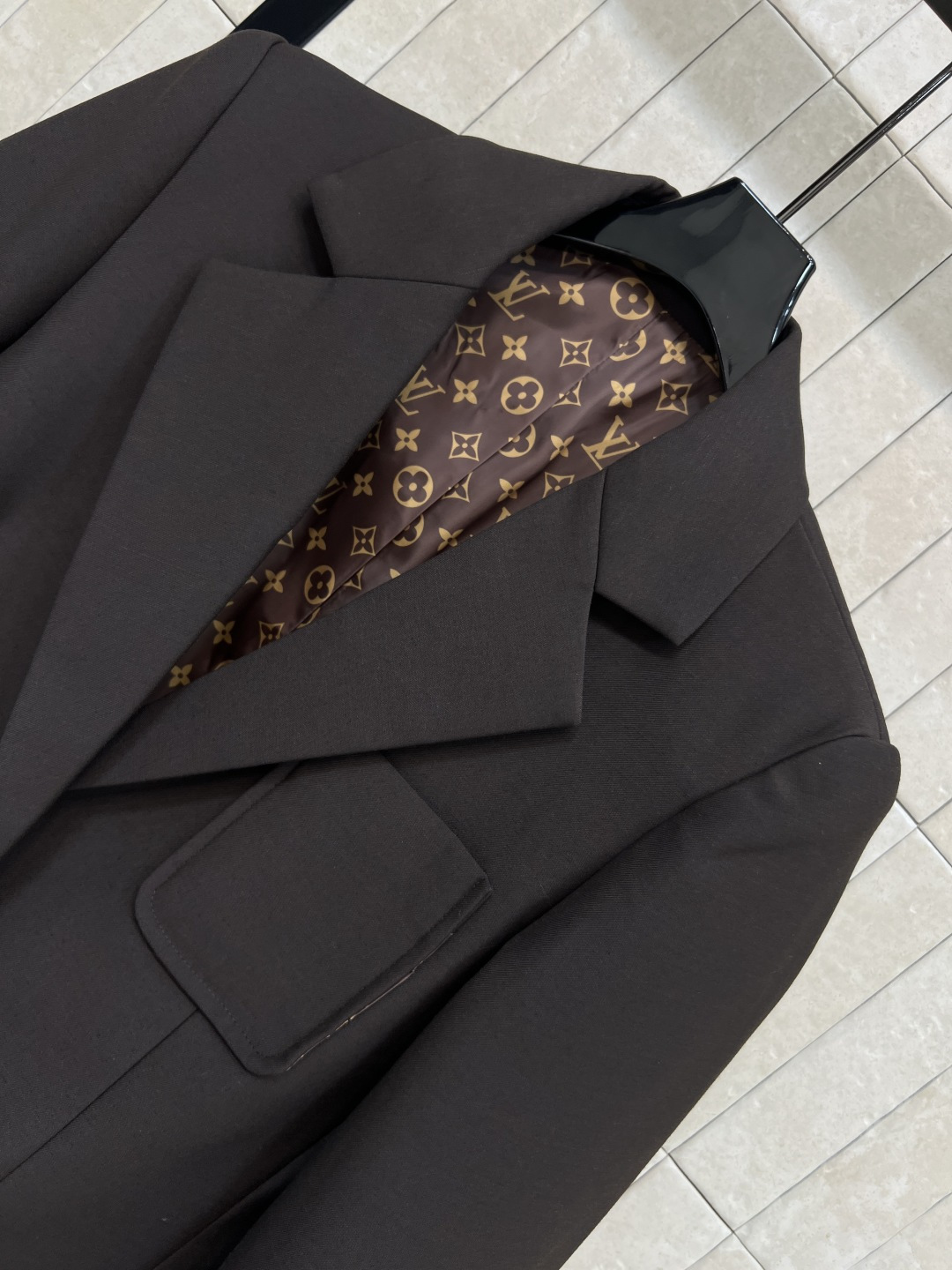 L家 25秋冬新款 深棕色西装外套 C超赞的时髦感 立体廓形剪裁设计 简约又吸睛 经典翻领 一粒扣西装 