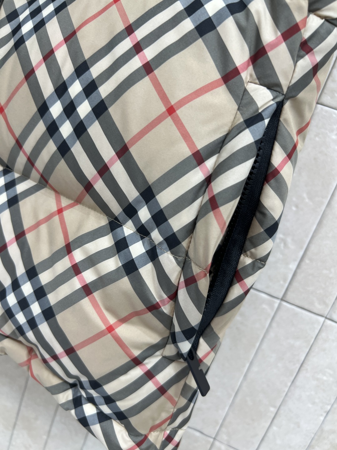 BUR家 25秋冬新款 经典格纹立领马甲羽绒服 可隐藏撞色连帽设计 男女同款哦 经典格子纹宽松廓形版型不