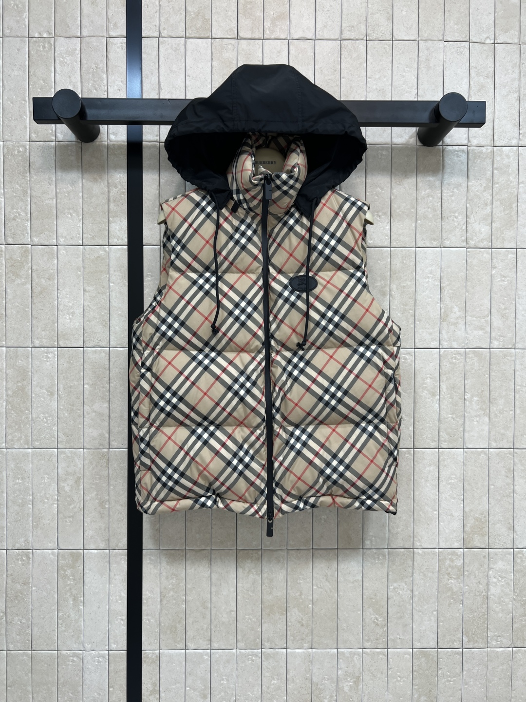 BUR家 25秋冬新款 经典格纹立领马甲羽绒服 可隐藏撞色连帽设计 男女同款哦 经典格子纹宽松廓形版型不