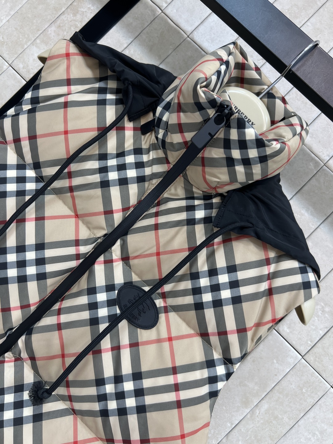 BUR家 25秋冬新款 经典格纹立领马甲羽绒服 可隐藏撞色连帽设计 男女同款哦 经典格子纹宽松廓形版型不