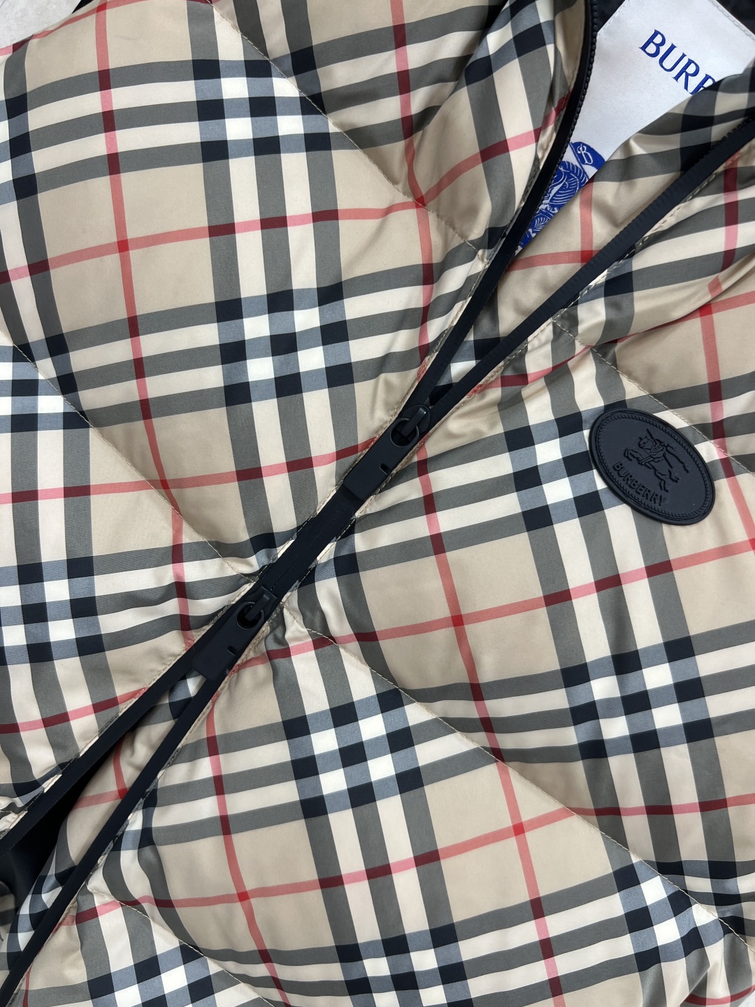 BUR家 25秋冬新款 经典格纹立领马甲羽绒服 可隐藏撞色连帽设计 男女同款哦 经典格子纹宽松廓形版型不