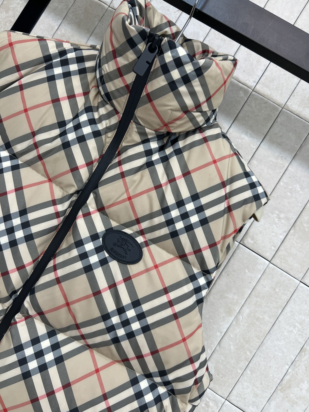 BUR家 25秋冬新款 经典格纹立领马甲羽绒服 可隐藏撞色连帽设计 男女同款哦 经典格子纹宽松廓形版型不
