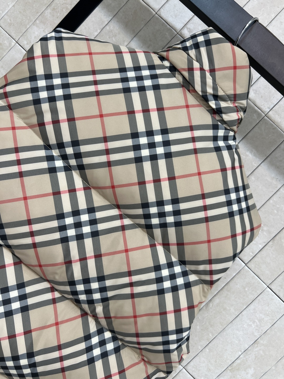 BUR家 25秋冬新款 经典格纹立领马甲羽绒服 可隐藏撞色连帽设计 男女同款哦 经典格子纹宽松廓形版型不