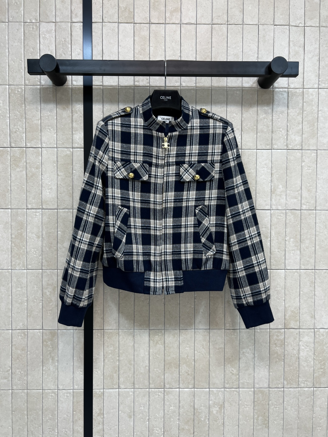 NO:503594,CE Home 25 autumn and winter new style plaid jacket, retro plaid design, eye-catching, British retro girl temperament, paired with jeans, casual and handsome, can also be matched with a small skirt, gentle and high-end, an indispensable item for winter wardrobe, short style, easy to divide the upper body, body proportions, visually stretched, long legs, small girls can easily control the workmanship quality is great, one color, three-code Size/S-M-L,, skirts, jeans, jackets & coats, jackets & coats, alexander wang19860909CE家 25秋冬新款 格纹夹克外套 复古格纹设计耐看吸睛 上身就是英伦复古女孩气质搭配牛仔裤休闲又帅气 也可以搭配小半裙温柔又高级 冬季衣橱不可或缺的单品古 短款版型 上身轻松分割 身材比例显瘦显高 视觉拉长大长腿 小个子女生也能轻松驾驭 做工品质都很赞 一色三码Size/S-M-L,,skirts,jeans,jackets & coats,jackets & coats,alexander wang,Women's clothing