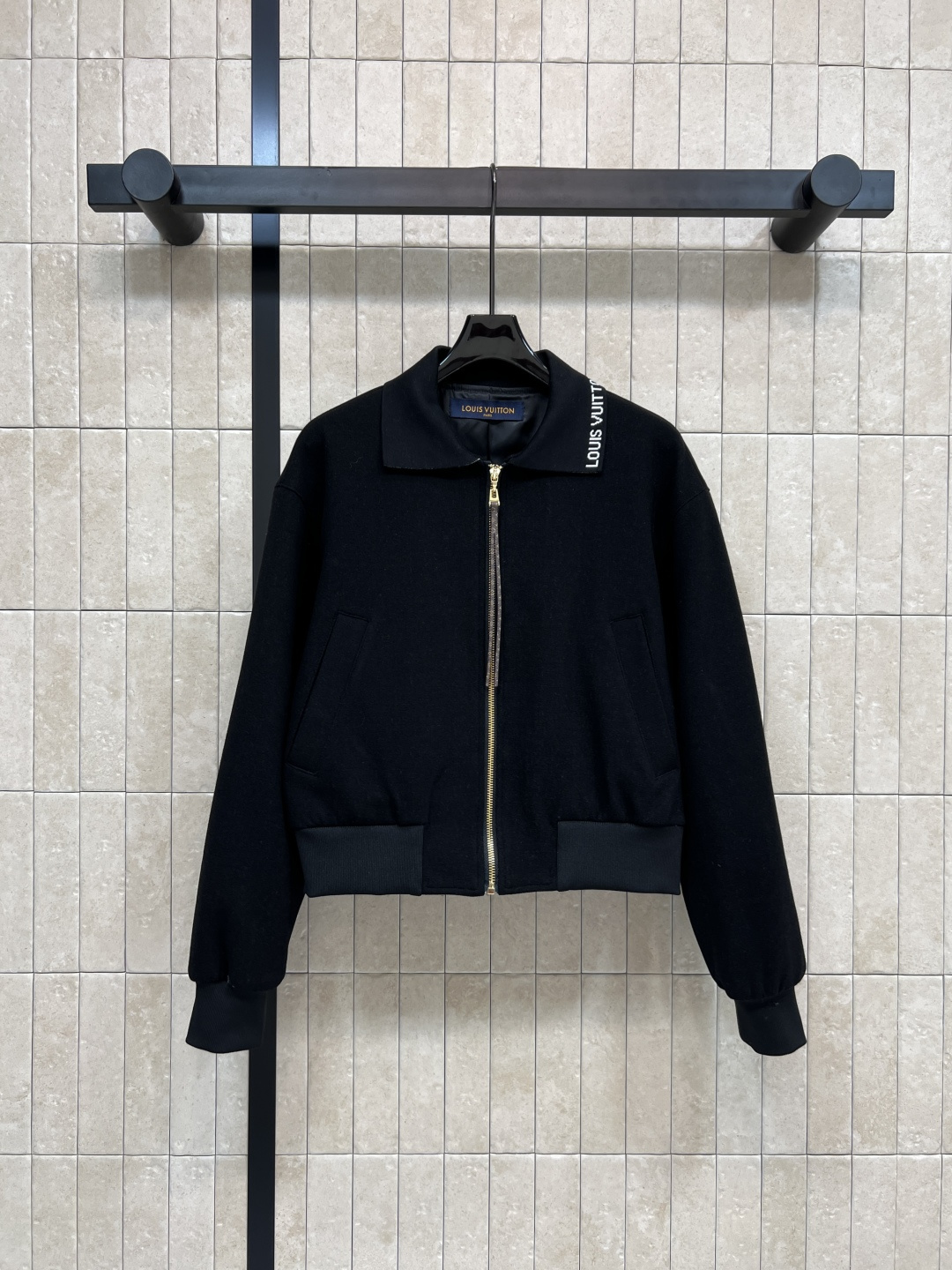 NO:503586,L Home 25 autumn and winter new logo lapel knitted jacket jacket classic presbyterian leather rope decorative zipper head jacket Comfortable and versatile and fashionable on the upper body without any heavy feeling. Girdle elastic hem can be used to match lapels and turtle collars versatile and fashionable black and white contrasting lapels are cool and cool really great. One color three-code Size/S-M-L,,jackets & coats,jackets & coats,alexander wang19860909L 家 25秋冬新款 logo翻领针织夹克外套 经典老花皮绳装饰拉链头外套 上身舒适又百搭洋气 没有任何厚重感 束腰松紧下摆 可翻领可高领的搭配 高领百搭又时髦 黑白撞色翻领飒气又酷帅 真的很赞 一色三码 Size/S-M-L,,jackets & coats,jackets & coats,alexander wang,Women's clothing