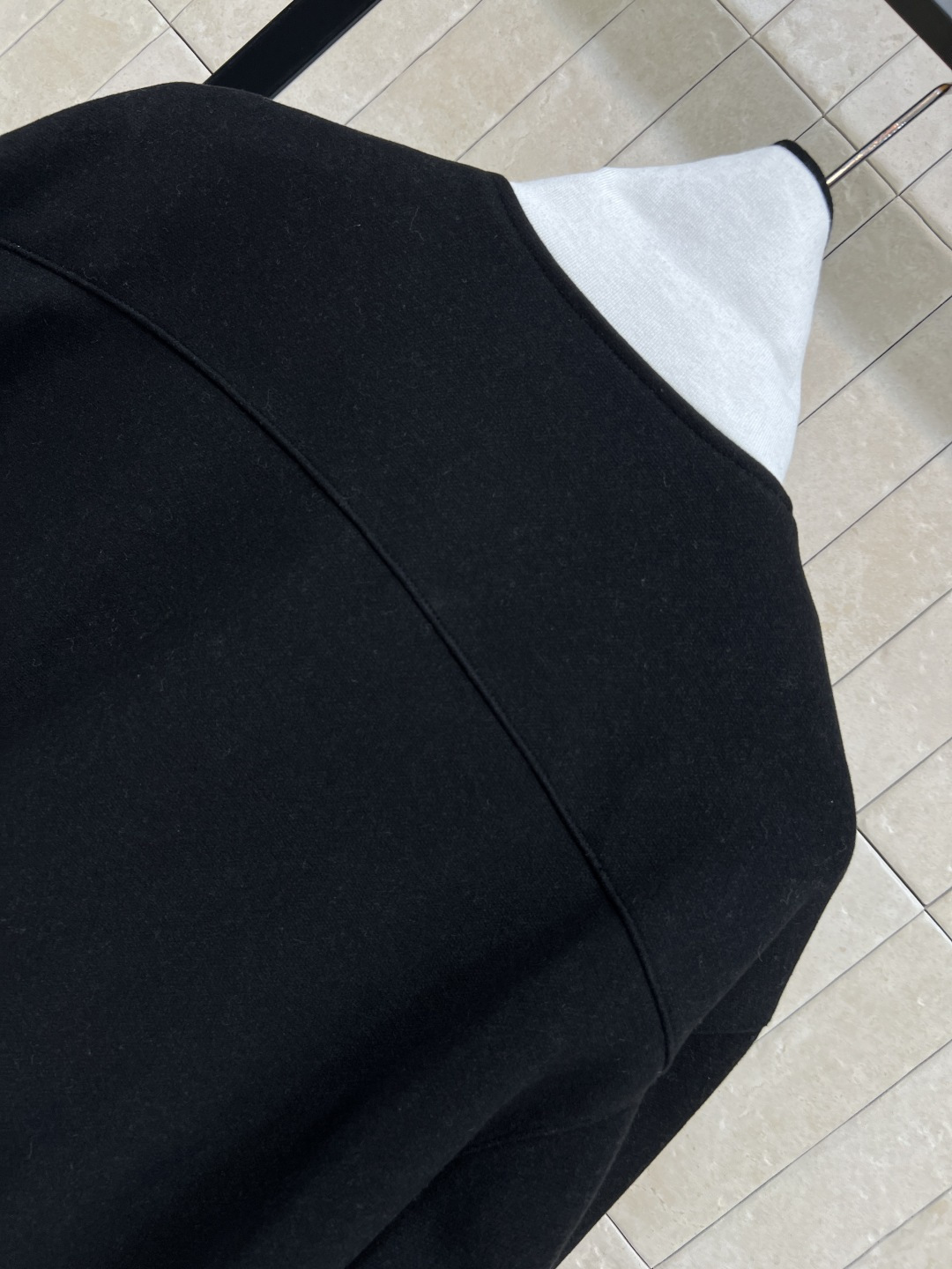 L 家 25秋冬新款 logo翻领针织夹克外套 经典老花皮绳装饰拉链头外套 上身舒适又百搭洋气 没有任何