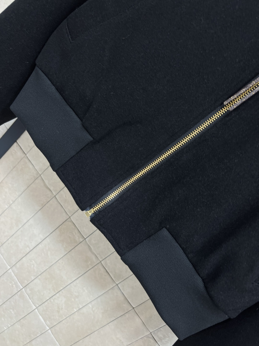 L 家 25秋冬新款 logo翻领针织夹克外套 经典老花皮绳装饰拉链头外套 上身舒适又百搭洋气 没有任何