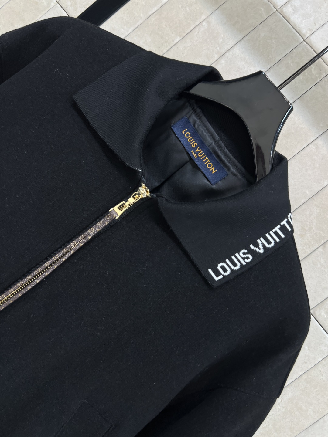 L 家 25秋冬新款 logo翻领针织夹克外套 经典老花皮绳装饰拉链头外套 上身舒适又百搭洋气 没有任何