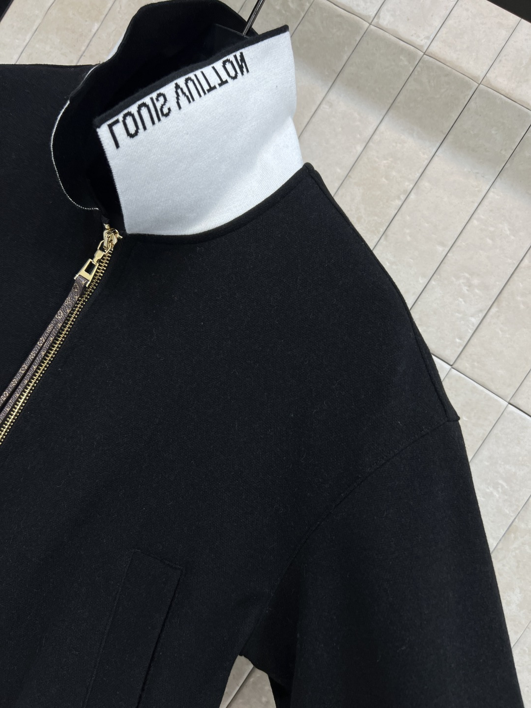 L 家 25秋冬新款 logo翻领针织夹克外套 经典老花皮绳装饰拉链头外套 上身舒适又百搭洋气 没有任何