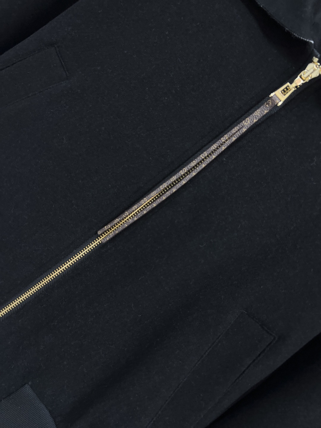 L 家 25秋冬新款 logo翻领针织夹克外套 经典老花皮绳装饰拉链头外套 上身舒适又百搭洋气 没有任何