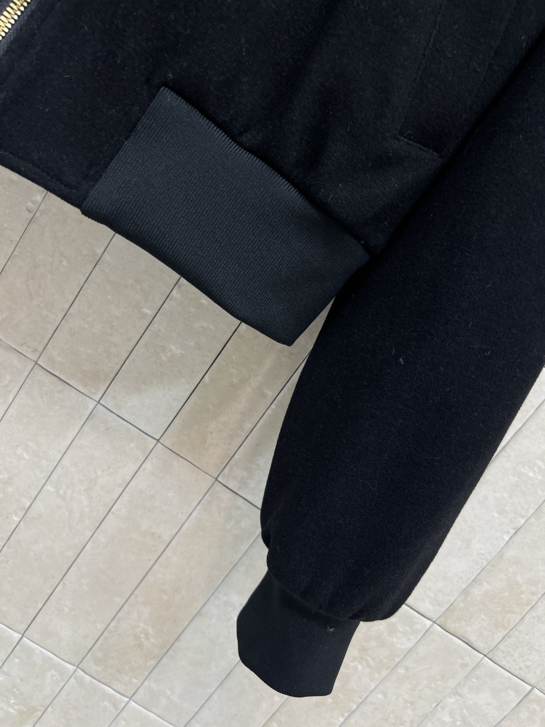 L 家 25秋冬新款 logo翻领针织夹克外套 经典老花皮绳装饰拉链头外套 上身舒适又百搭洋气 没有任何