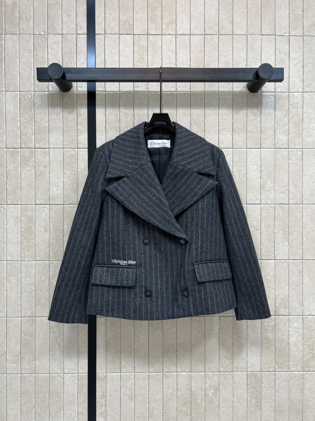 NO:503589,D Home 25 autumn and winter new style striped wool suit jacket, cool and high-end suit control must be included, super popular brand concept, classic cool girl series, the most classic striped elements, slim and aura, customized wool suit fabric, super texture, casual and formal, fashionable and versatile~~one color and three codes,,dior, jackets & coats,business suit,alexander wang19860909D家 25秋冬新款 条纹羊毛西装外套 又飒又高级西装控必入 超高人气的品牌理念经典酷女孩系列 最经典条纹元素 显瘦有气场 定制的羊毛西装面料 质感超强可休闲可正式 时髦百搭～～一色三码,,dior,jackets & coats,business suit,alexander wang,Women's clothing