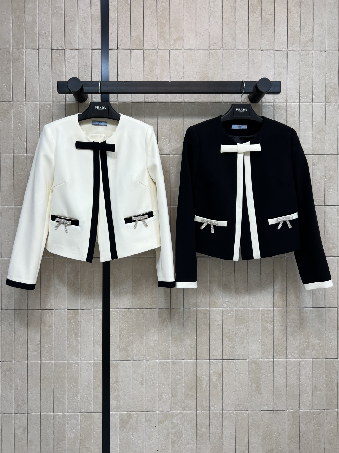 NO:503593,PD Home 25 autumn and winter new style contrasting round neck small fragrance jacket Black and white bow contrasting round neck cardigan design Simple and neat H-shaped tailoring jacket Classic black and white contrasting colors look more refined and elegant, full of fashionable feeling Small short style Small and small ones can easily control Two colors and three codes Size/S-M-L,,dior,jackets & coats,alexander wang19860909PD家 25秋冬新款 撞色圆领小香外套 黑白蝴蝶结撞色圆领开衫设计 简洁利落的H型剪裁小外套 经典黑白撞色更显得精致优雅 充满时髦感 小短款 小个子也能轻松驾驭 两色三码 Size/S-M-L,,dior,jackets & coats,alexander wang,Women's clothing