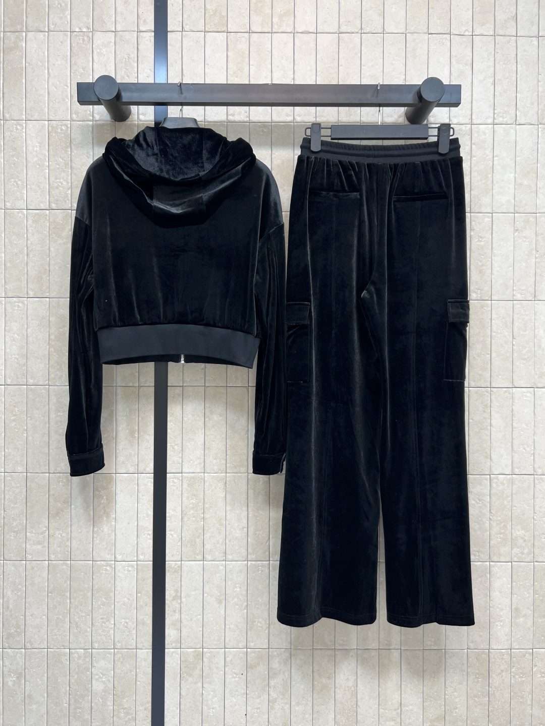 PD家 25秋冬新款 三角标丝绒休闲套装 连帽抽绳外套+直筒工装阔腿裤 每个女生衣柜里必须拥有的一套休闲