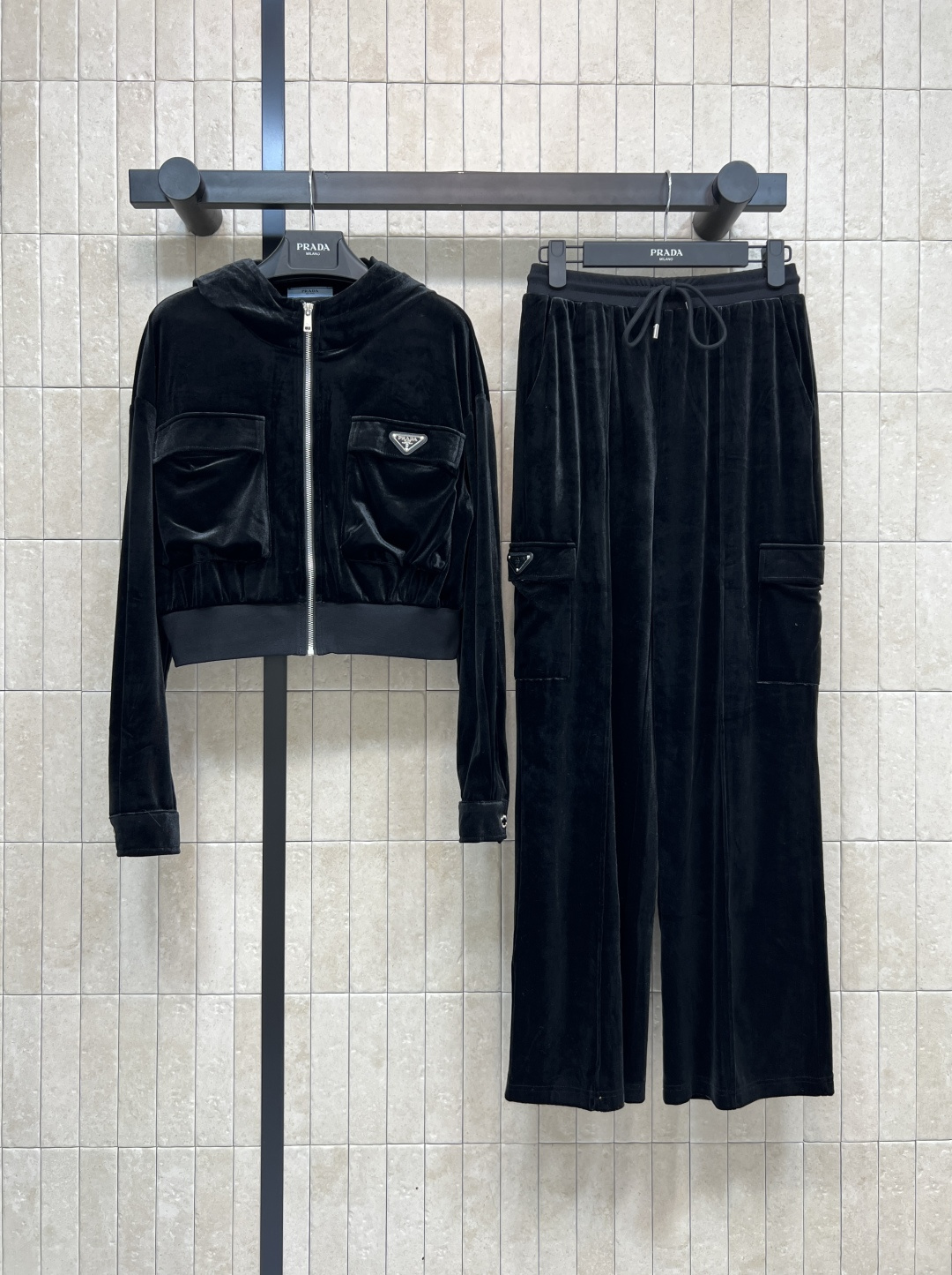 NO:503597,PD Home 25 autumn and winter new styles Triangle label velvet casual set Hooded drawstring jacket + straight work clothes wide-leg pants A casual and fashionable sports suit that every girl must have in her wardrobe Customized black velvet fabric Soft and comfortable touch Full of youthful age reduction The classic triangle label decoration on the chest The upper body shows the height proportions, and it looks great when paired separately. A set for sale Size/S-M-L,,dior, jackets & coats,hats,alexander wang19860909PD家 25秋冬新款 三角标丝绒休闲套装 连帽抽绳外套+直筒工装阔腿裤 每个女生衣柜里必须拥有的一套休闲又时尚的运动套装 定制黑色丝绒面料 触感柔软舒适 青春减龄感拉满 胸前经典三角标装饰 上身非常显身高比例 分开搭配也很好看 一套出售Size/S-M-L,,dior,jackets & coats,hats,alexander wang,Women's clothing