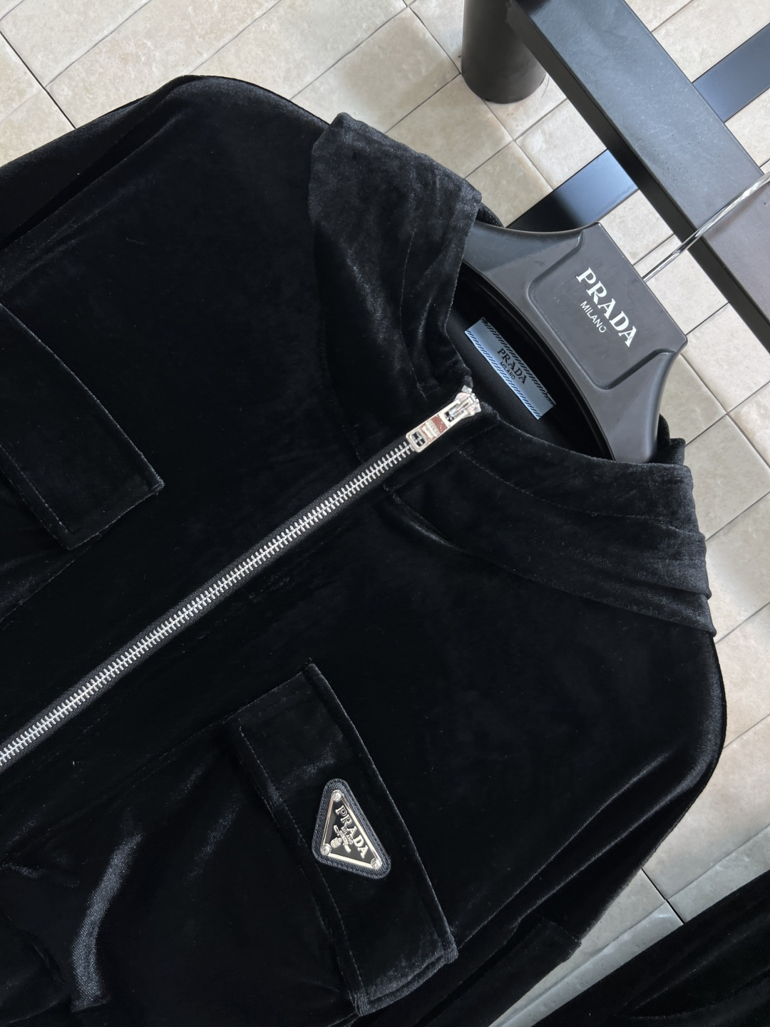 PD家 25秋冬新款 三角标丝绒休闲套装 连帽抽绳外套+直筒工装阔腿裤 每个女生衣柜里必须拥有的一套休闲