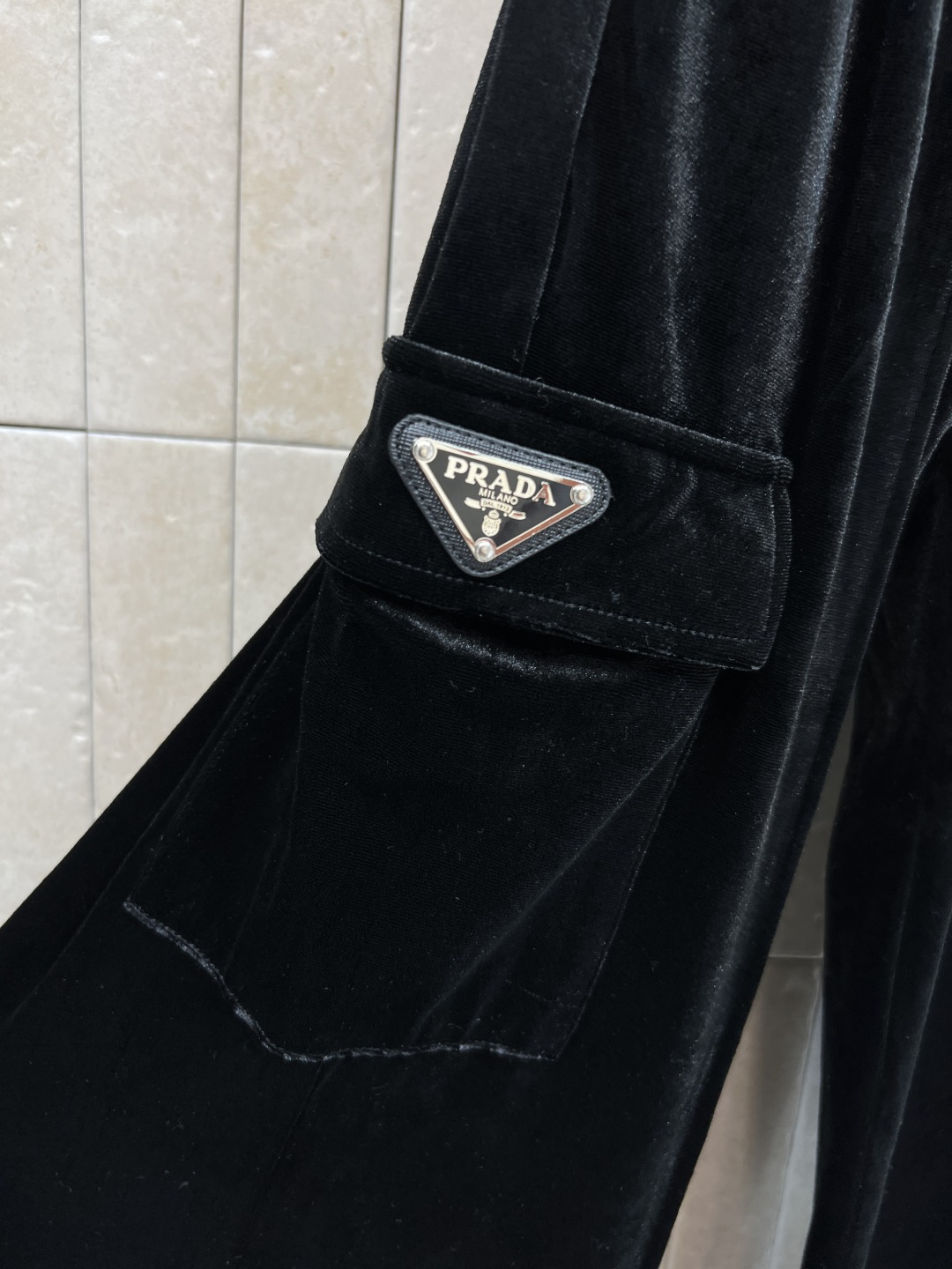 PD家 25秋冬新款 三角标丝绒休闲套装 连帽抽绳外套+直筒工装阔腿裤 每个女生衣柜里必须拥有的一套休闲