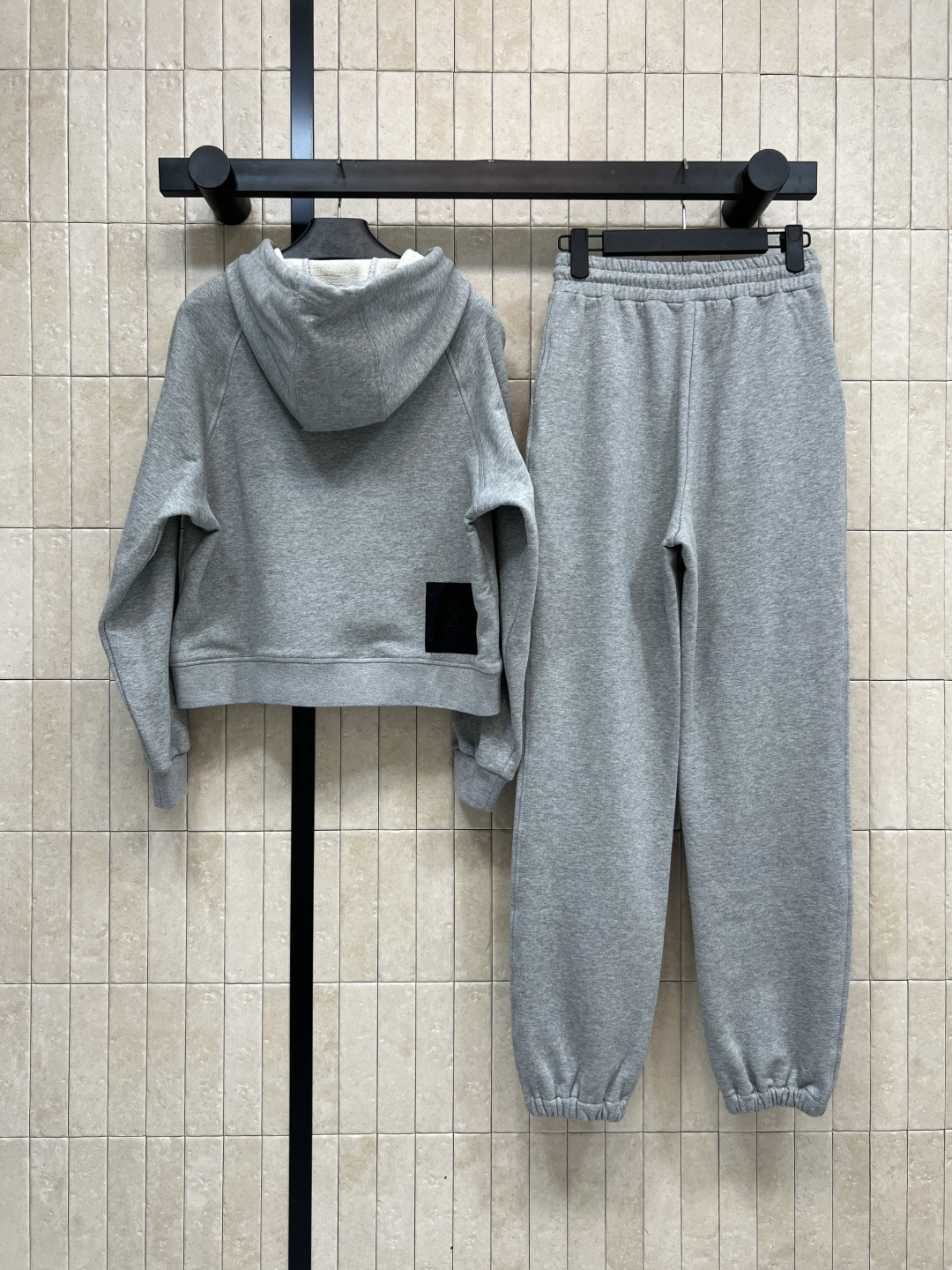 PD家 25秋冬新款 字母刺绣连帽卫衣搭配束脚运动裤 休闲又随性的搭配 上身十分减龄又显瘦 宽松休闲版型