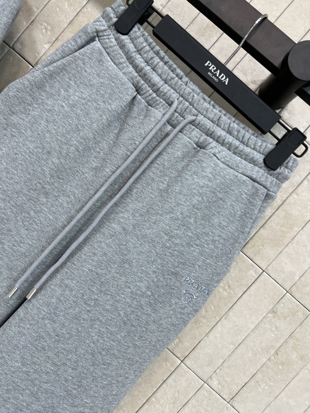 PD家 25秋冬新款 字母刺绣连帽卫衣搭配束脚运动裤 休闲又随性的搭配 上身十分减龄又显瘦 宽松休闲版型